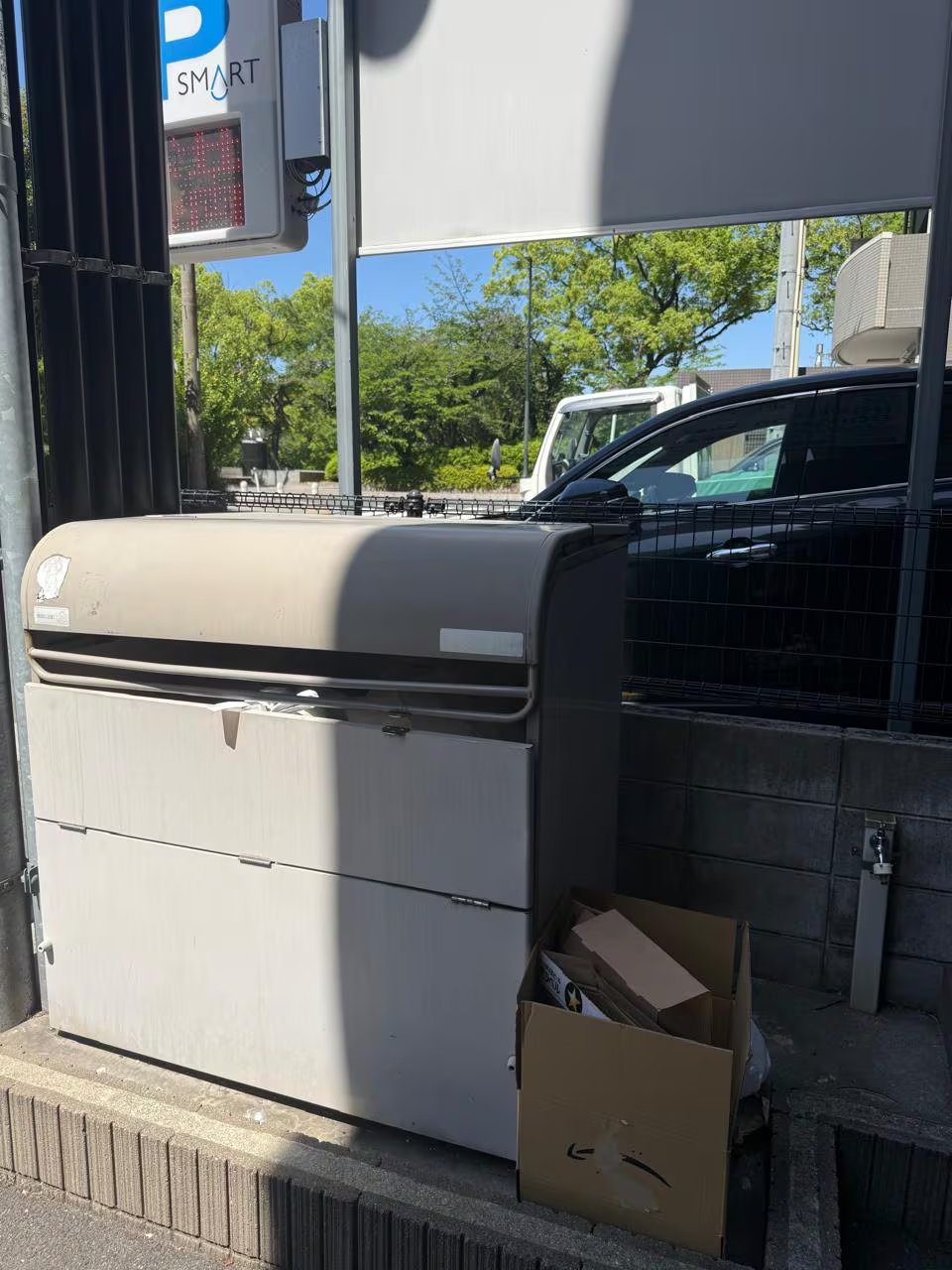 Los tachos grises se encuentran en las puertas de las casas o edificios, de allí recogen los camiones la basura. (Infobae)