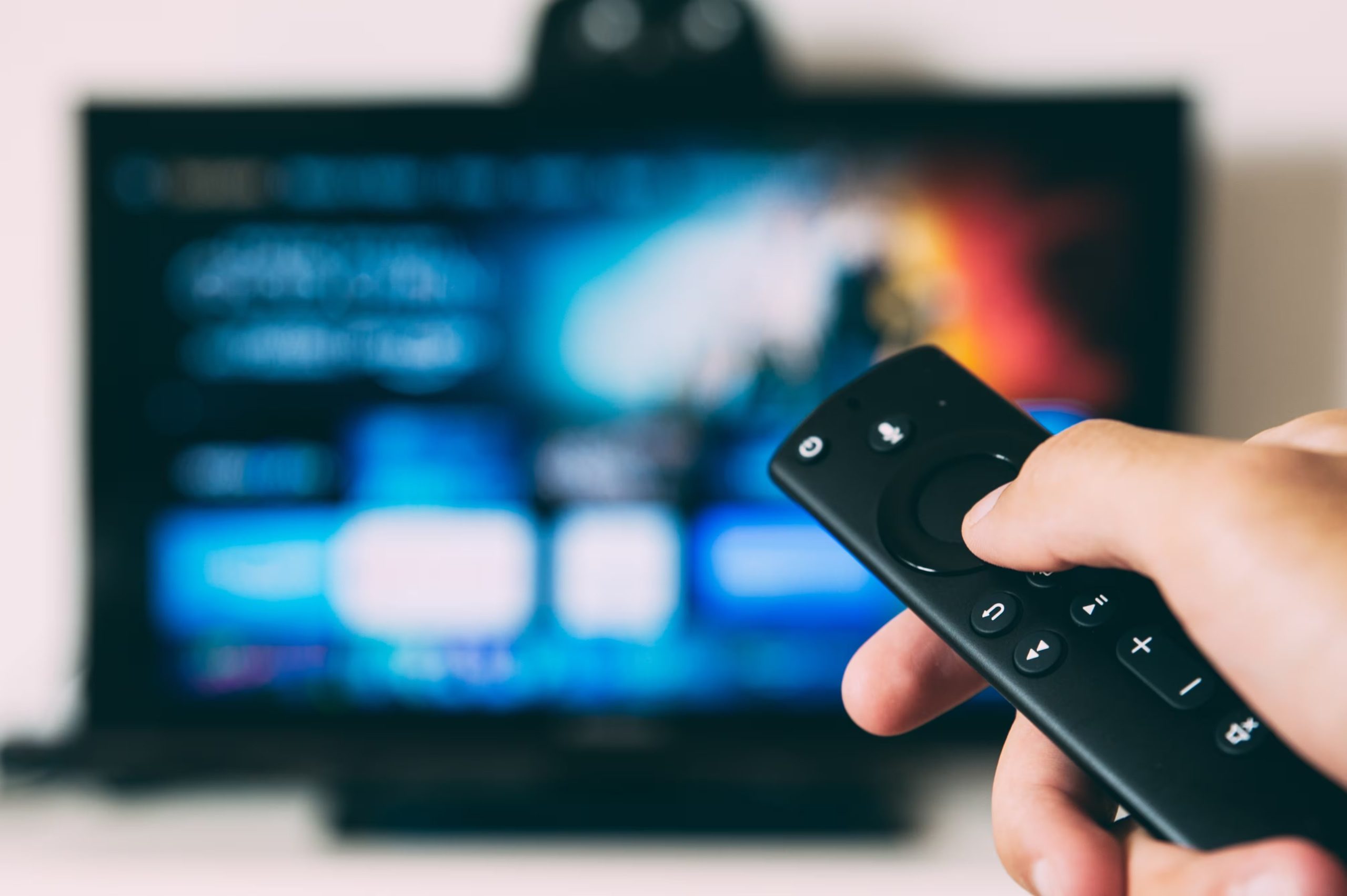 El dispositivo permite que un televisor tenga acceso a Internet y sea controlado por voz.