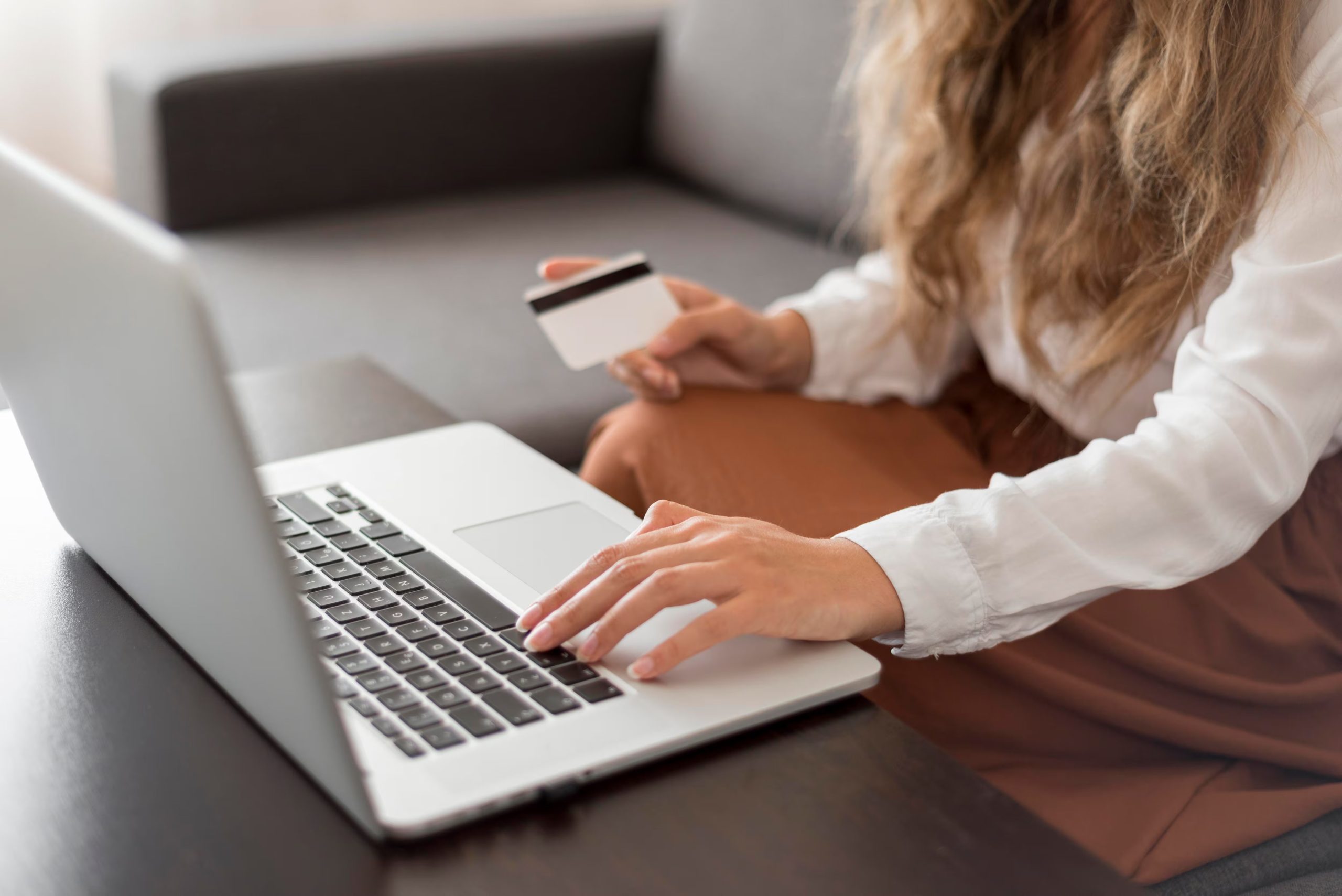 Se aconseja compartir solo los datos indispensables para la compra (Freepik)