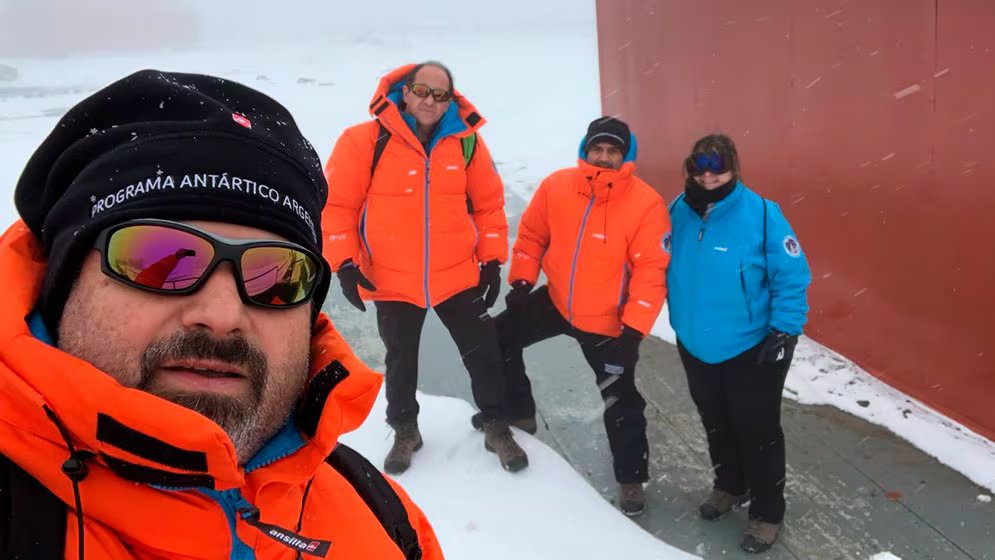 En la parte exterior del laboratorio de rayos cósmicos que los investigadores estuvieron montando en el año 2019 (CONICET)