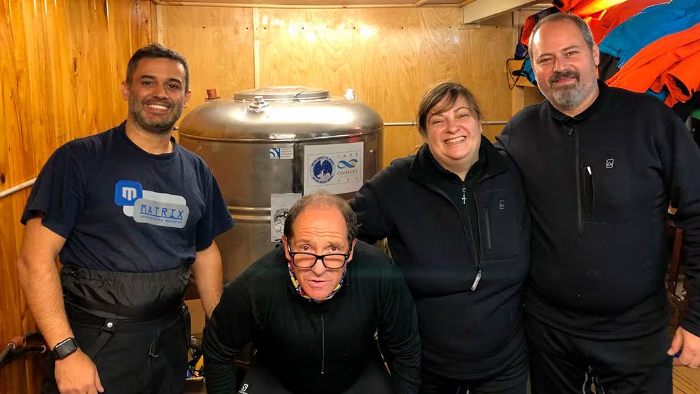 El equipo de investigadores junto al equipo Neurus recién desembalado (CONICET)