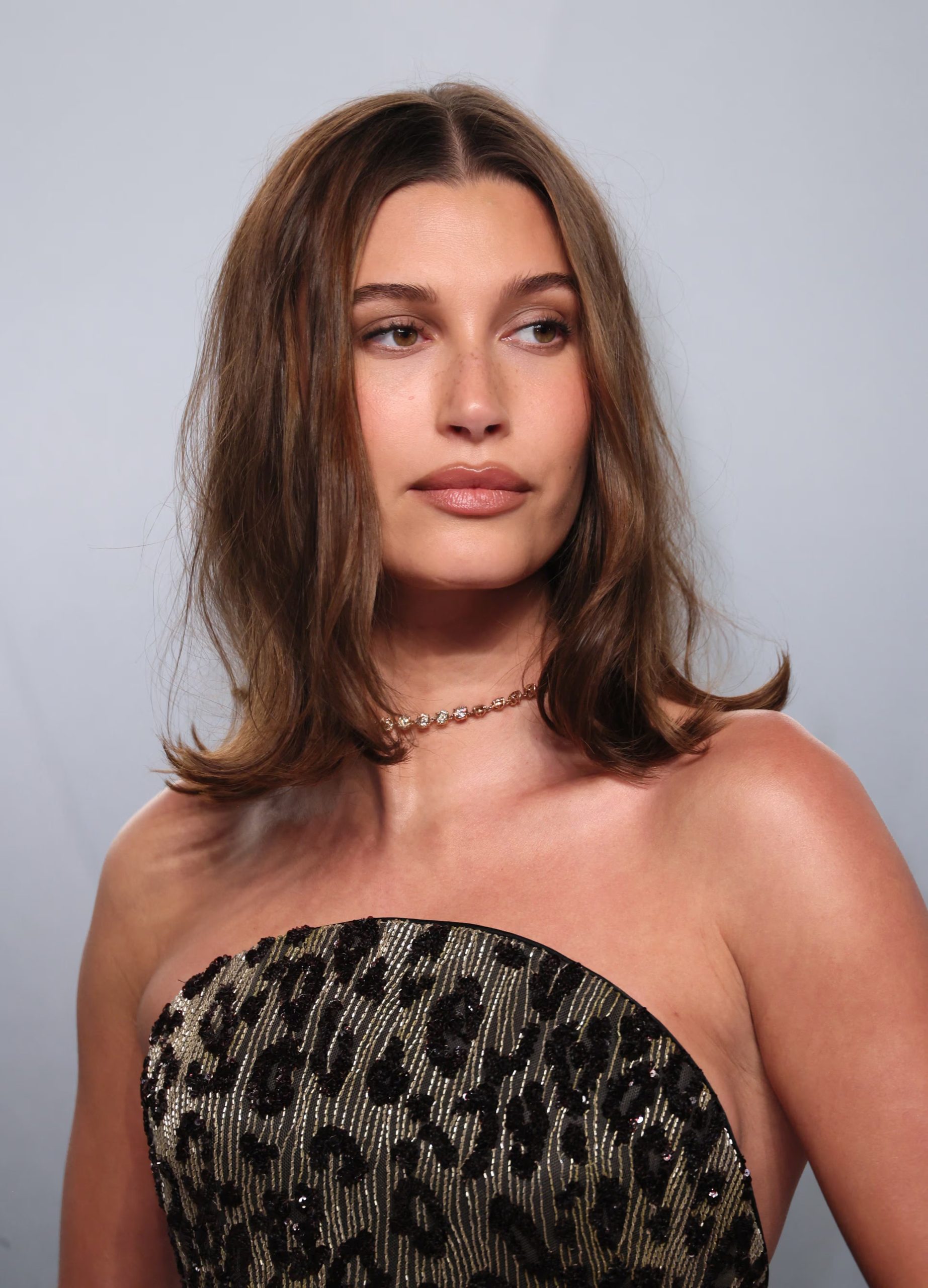 Hailey Bieber opta por un choker minimalista de diamantes (REUTERS/Danny Moloshok)