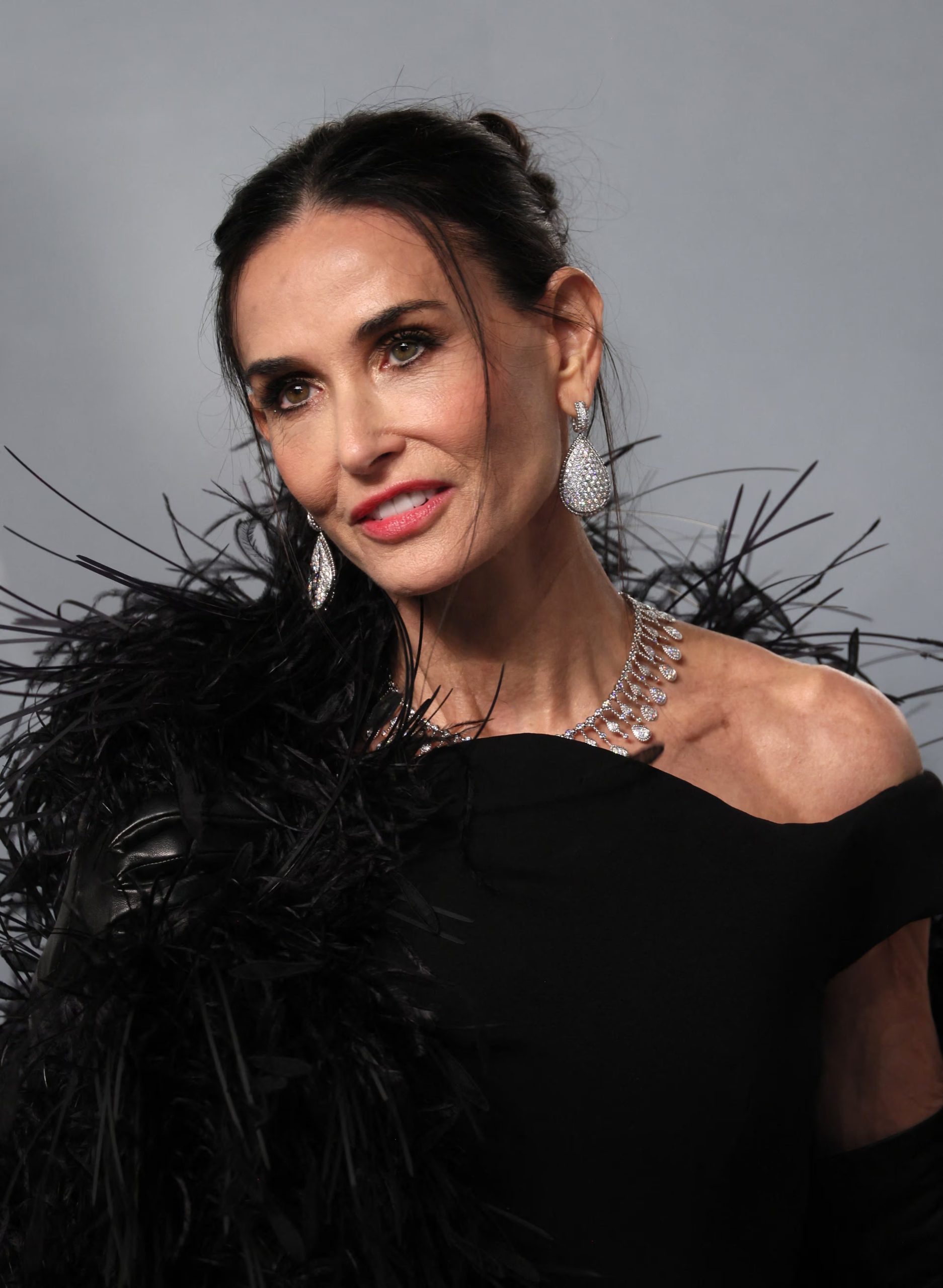 Demi Moore elige un collar de diamantes en estilo cascada (REUTERS/Danny Moloshok)