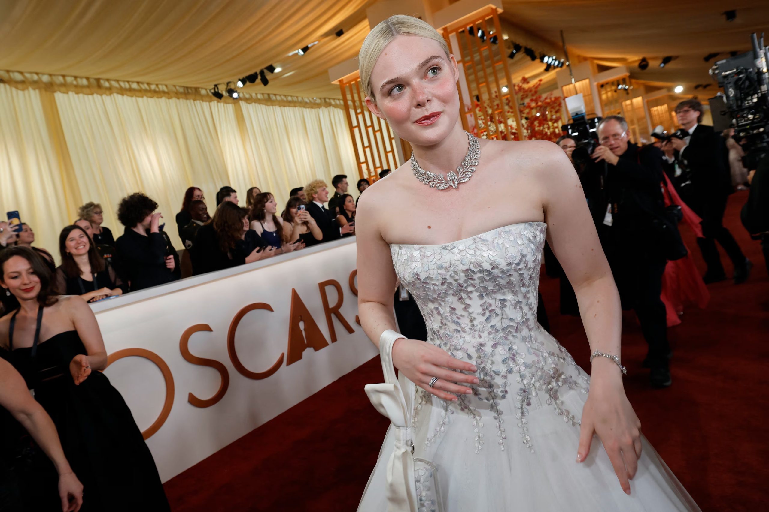 Elle Fanning apuesta por un diseño plateado de hojas y mariposas (REUTERS/Carlos Barria)