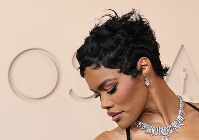 Teyana Taylor impone tendencia con una gargantilla rígida de diamantes (REUTERS/Daniel Cole)