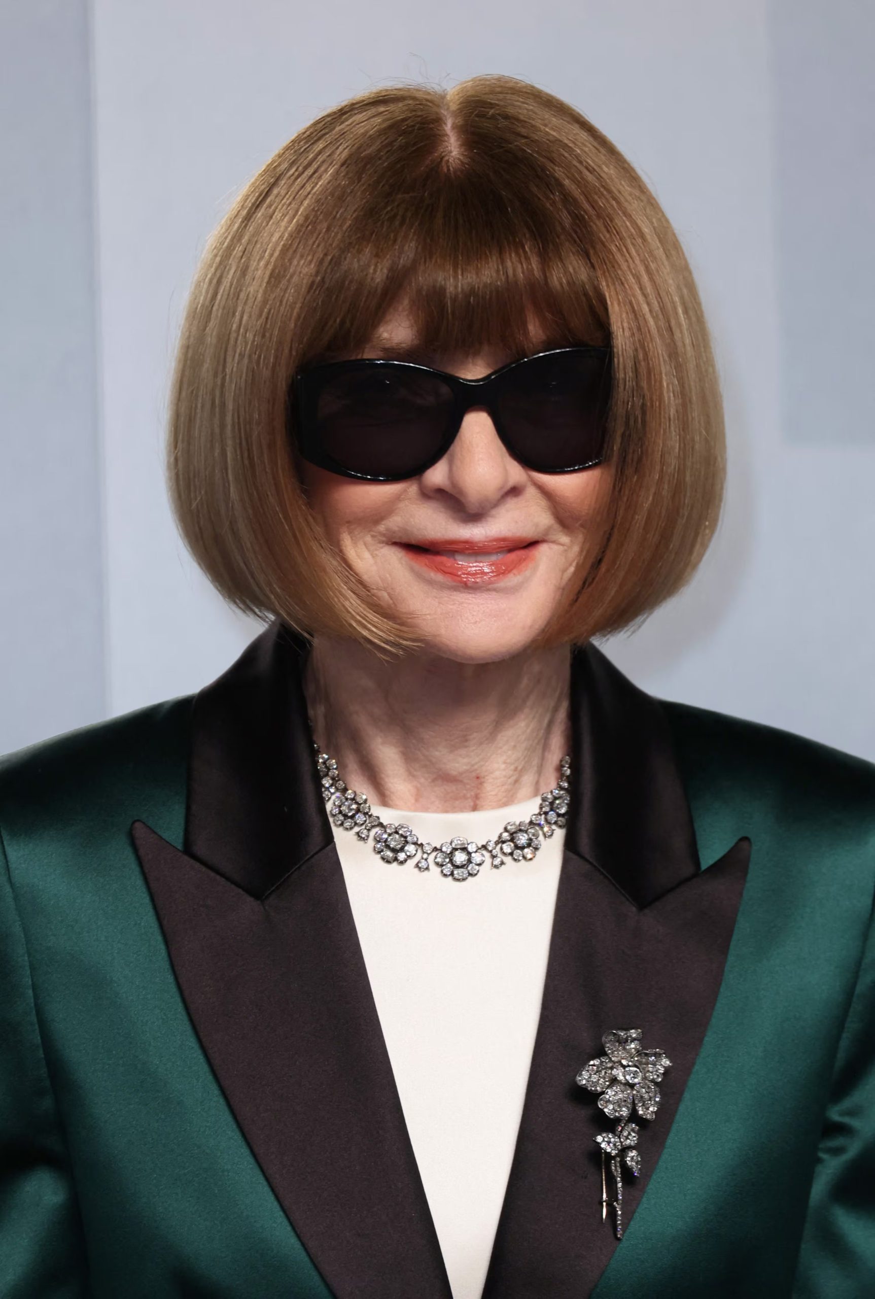 Anna Wintour escoge un collar de flores de diamantes para su look (REUTERS/Danny Moloshok)