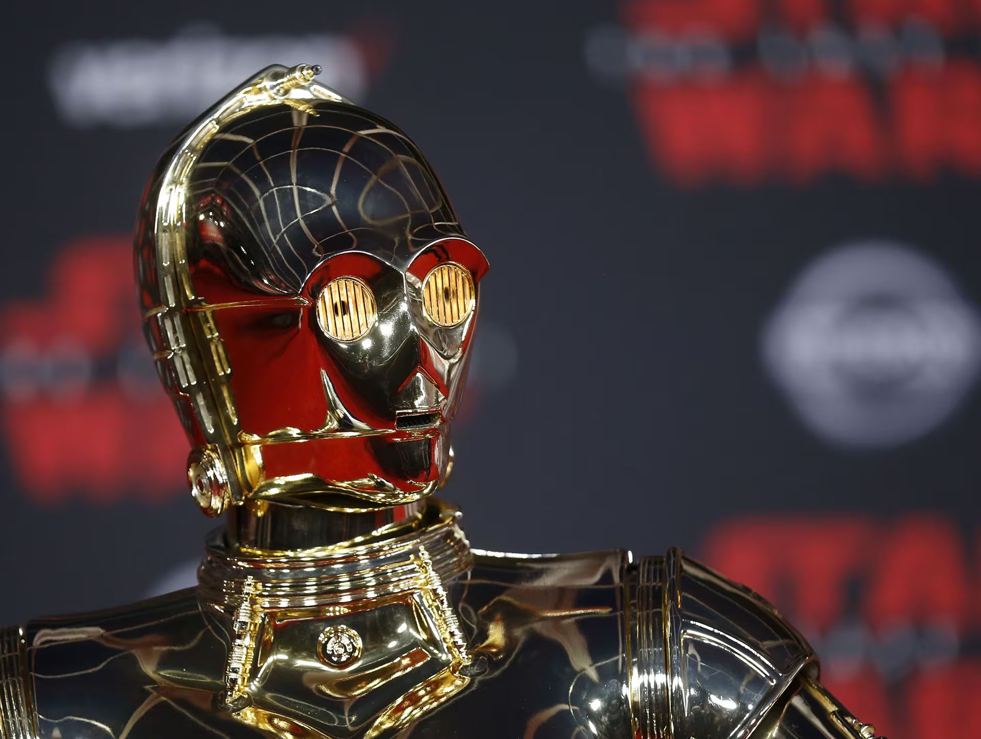 La impresión 3D y el acabado manual dotan a la cabeza de C-3PO de un aspecto dorado y detallado fiel al personaje original (Reuters)