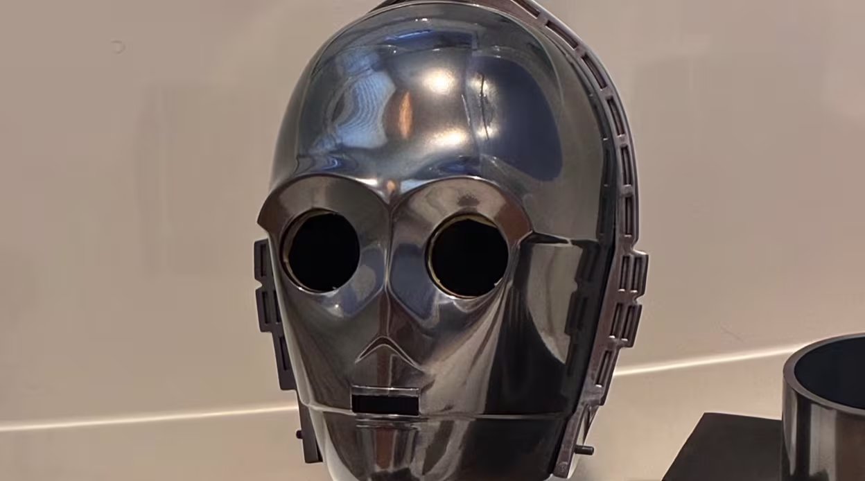 Una Raspberry Pi cinco posibilita el funcionamiento autónomo del droide C-3PO sin depender de servidores externos, enfatizando privacidad y rapidez (YouTube: Samuel Potozkin)