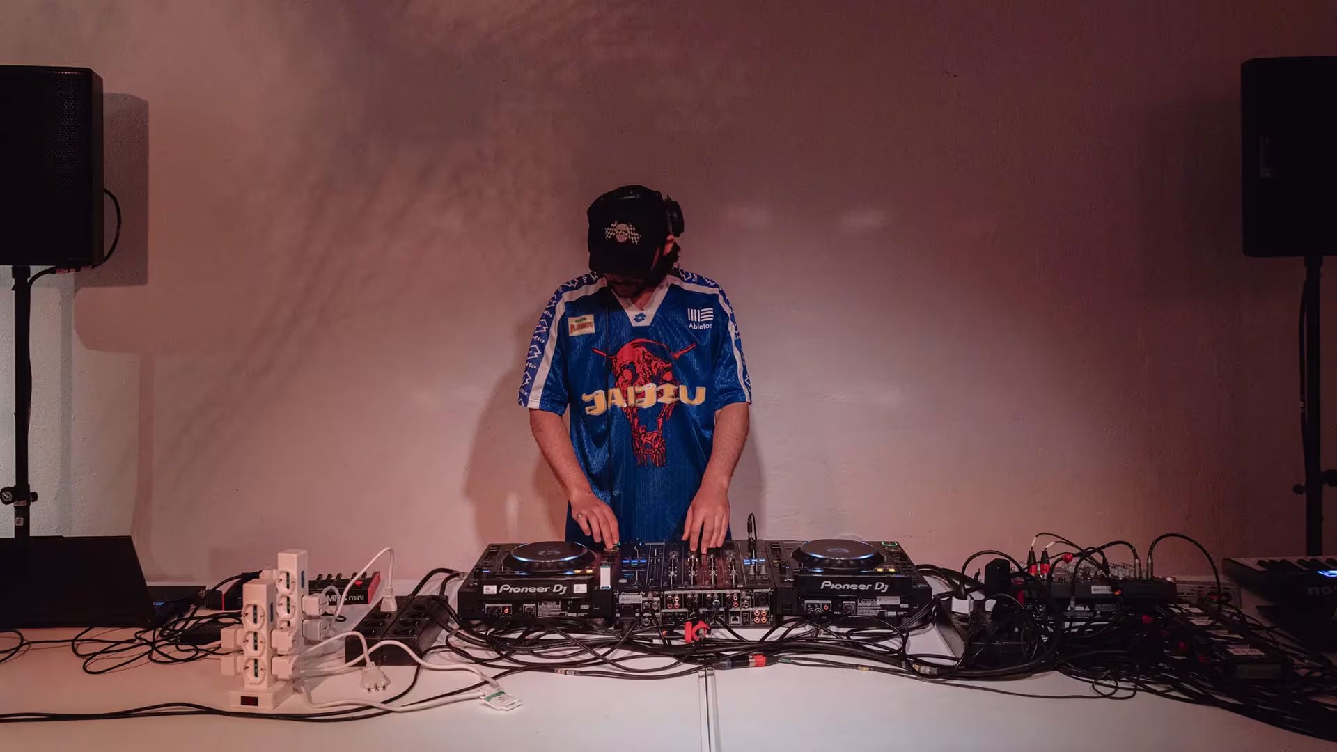 Dj Jaijiu, nombre real Elias Musiak, participó de la apertura con un set donde mezcló electrónica experimental con música tradicional argentina