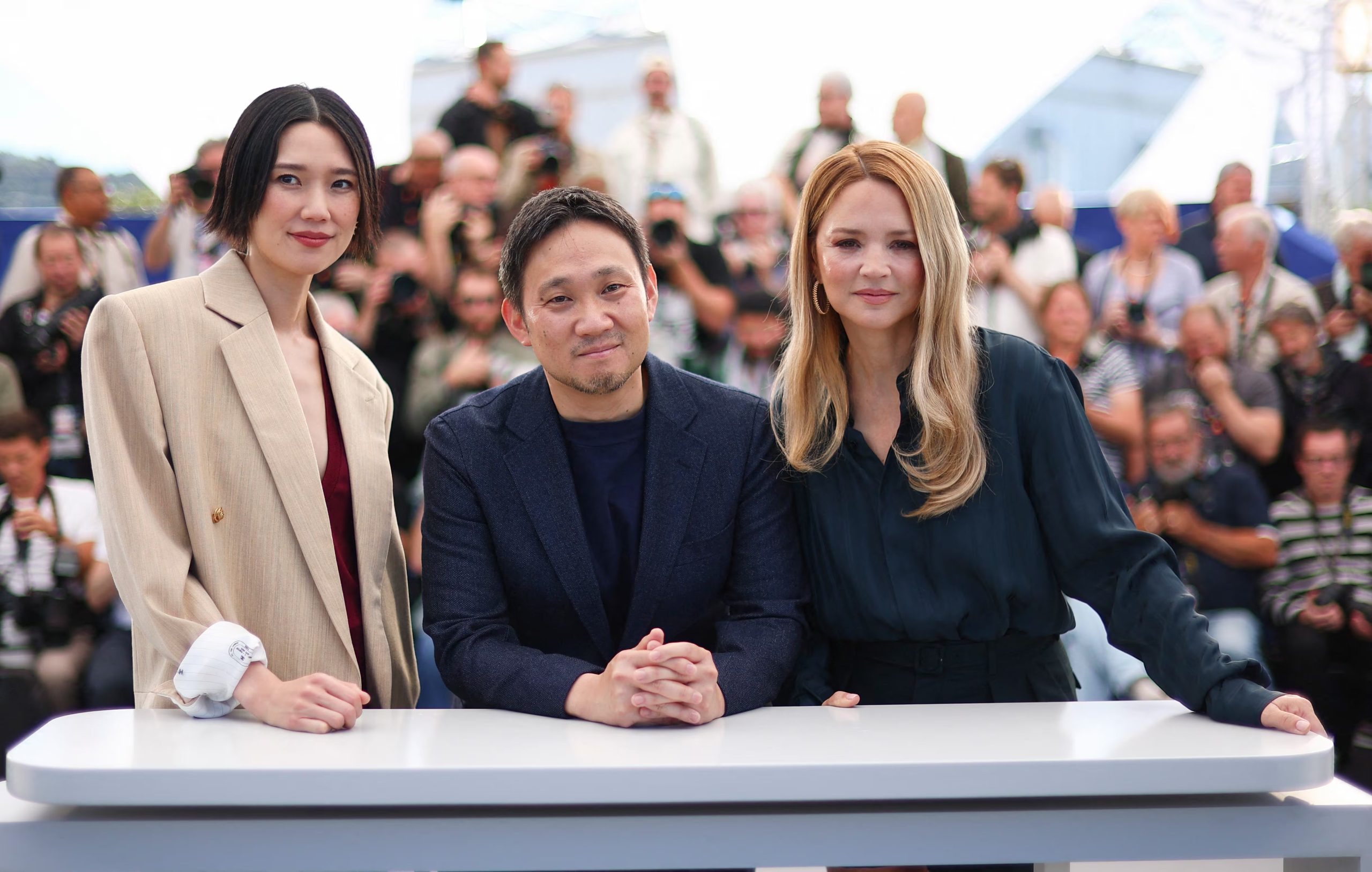 El director Ryusuke Hamaguchi y las actrices Tao Okamoto y Virginie Efira posan durante una sesión fotográfica para la película 'All of a Sudden'