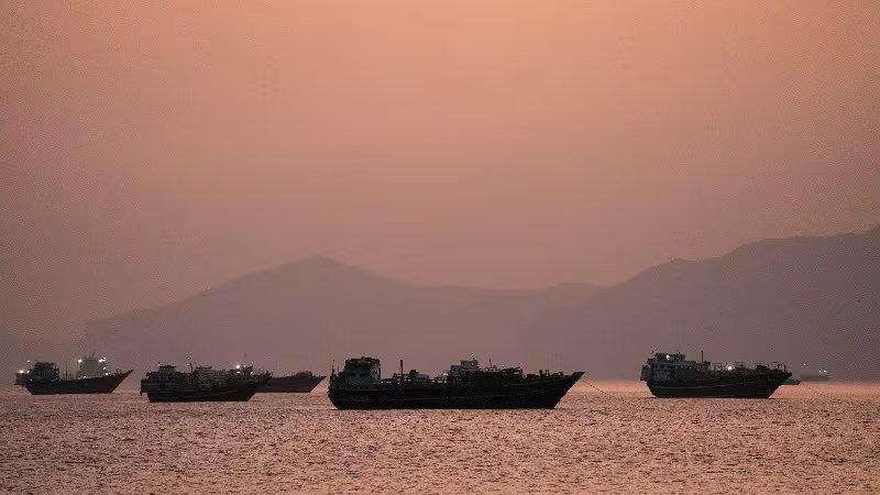 Casi la mitad de los buques que cruzaron Ormuz la última semana transportaban líquidos, incluidos tres petroleros rumbo a China, Omán y Japón. REUTERS