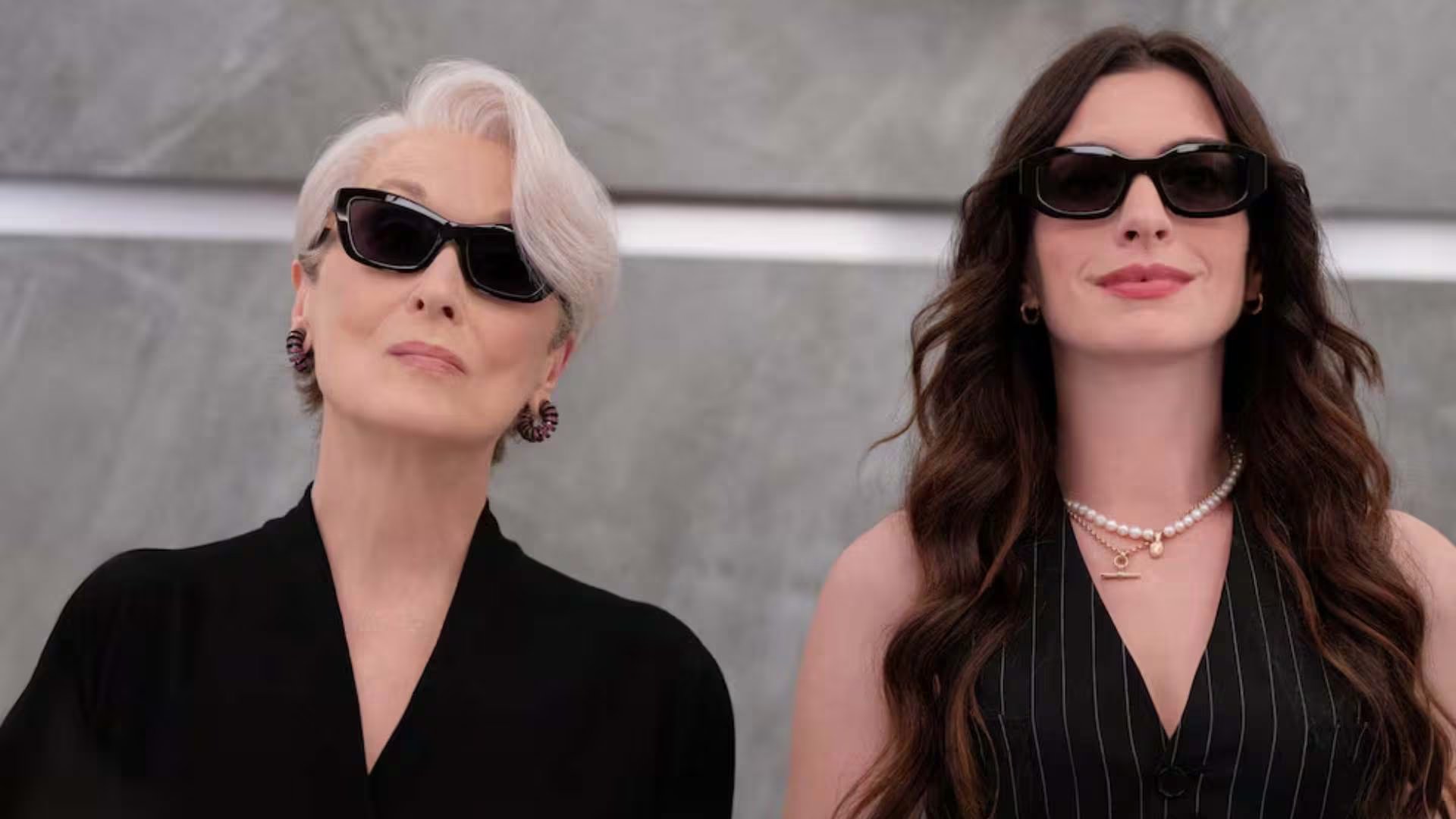 Meryl Streep y Anne Hathaway en 'El diablo viste de Prada', ellas muy cool, pero todo muy anodino. 