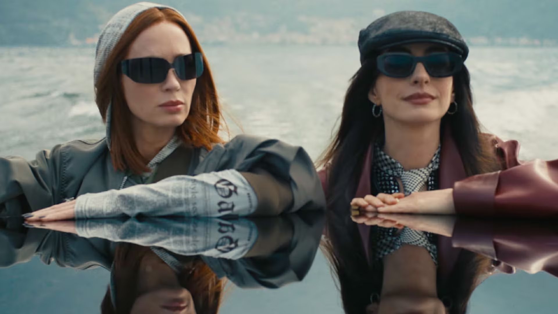 Emily Blunt y Anne Hathaway en sus respectivos papeles en 'El diablo viste de Prada 2'. ¿Quién es la mala?