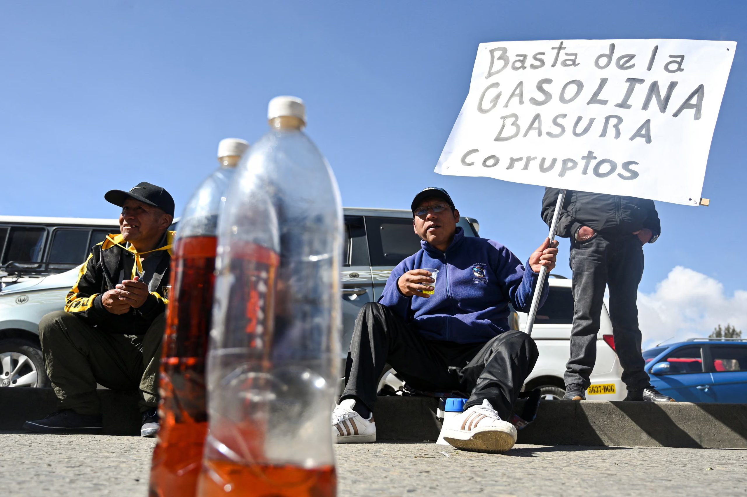Un conductor protesta por la calidad de la gasolina en La Paz, Bolivia, 25 de marzo de 2026 (REUTERS/Claudia Morales)