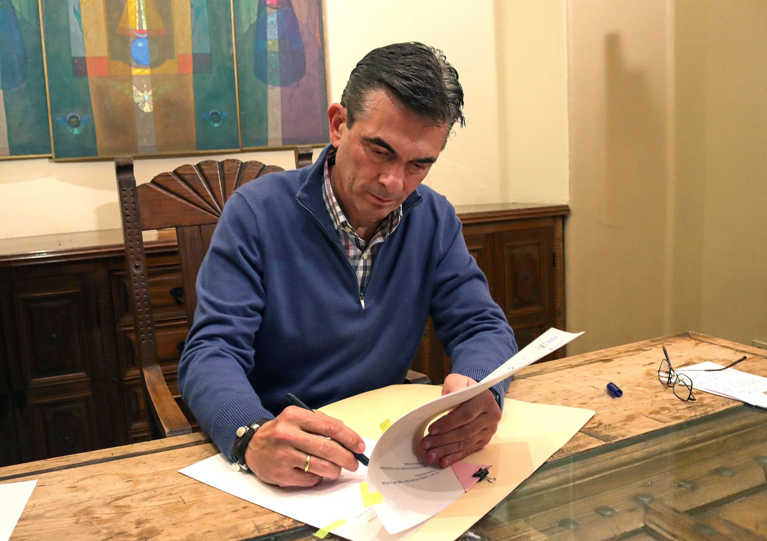 Fotografía cedida por la Presidencia de Bolivia que muestra al primer mandatario, Rodrigo Paz, firmando la abrogación de la ley de tierras en La Paz (Bolivia) (EFE/ Presidencia de Bolivia)