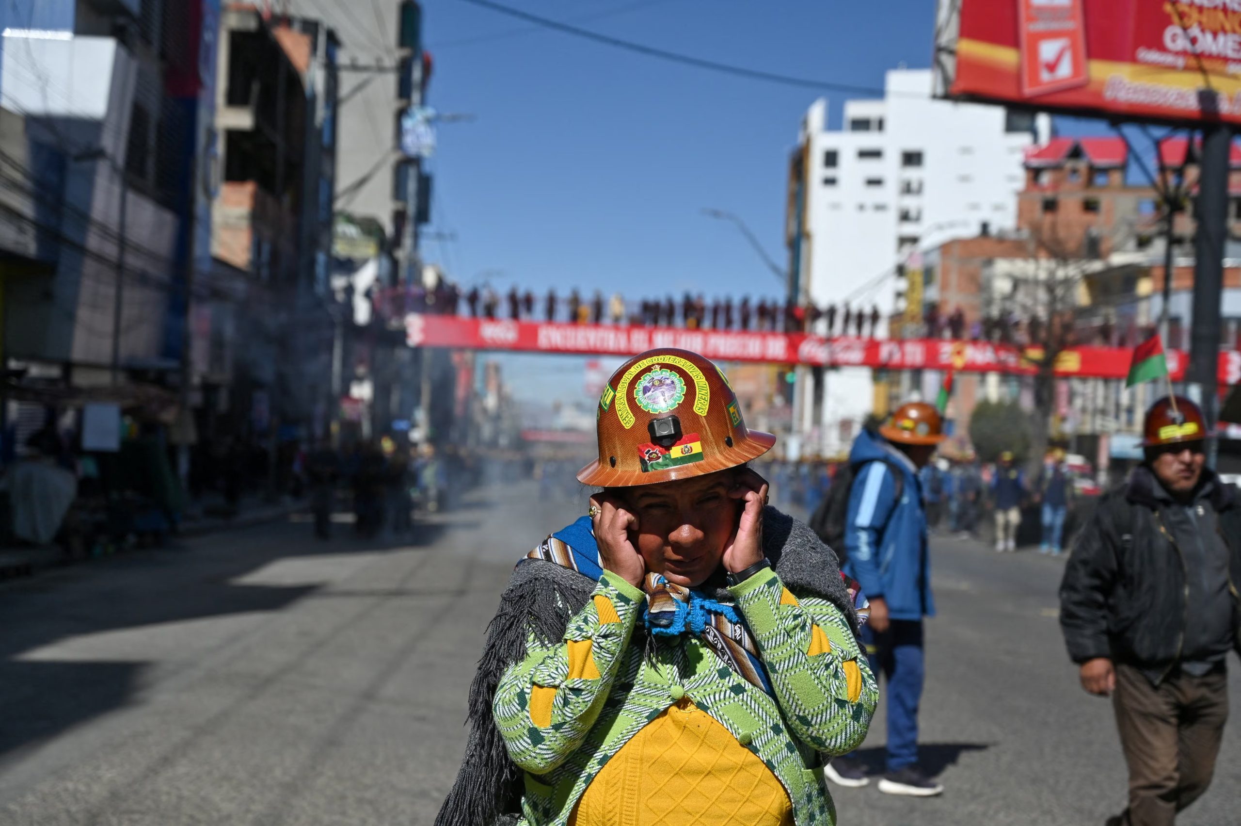 Una mujer se cubre los oídos durante una manifestación en El Alto, Bolivia, 14 de mayo de 2026 (REUTERS/Claudia Morales)