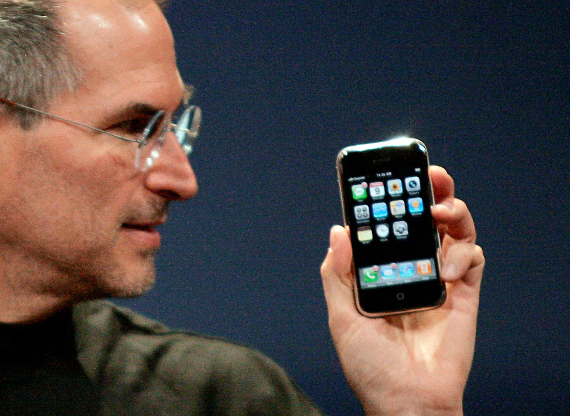El iPhone original marcó un antes y un después al introducir la pantalla táctil y revolucionar la industria móvil. (Reuters)