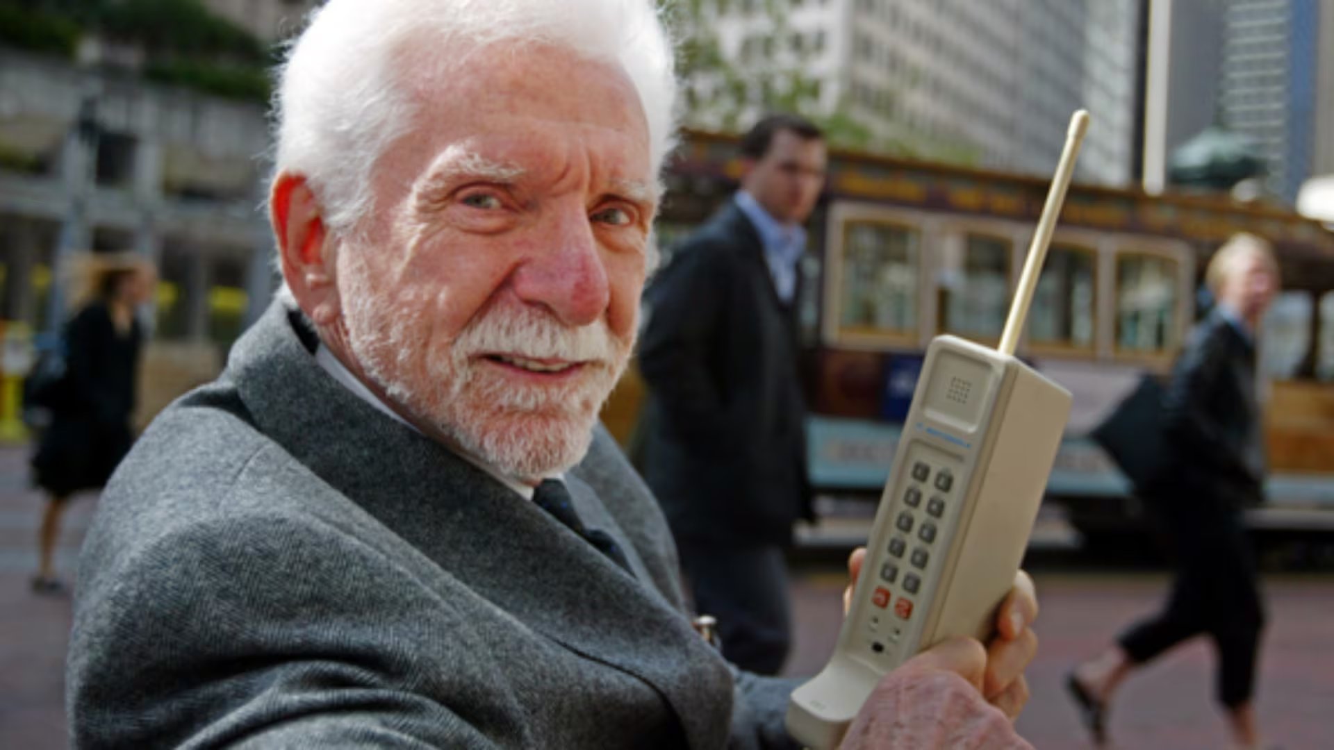 La IA también destacó al Motorola DynaTAC 8000X, el primer celular comercial y símbolo de la telefonía móvil moderna.(AP)