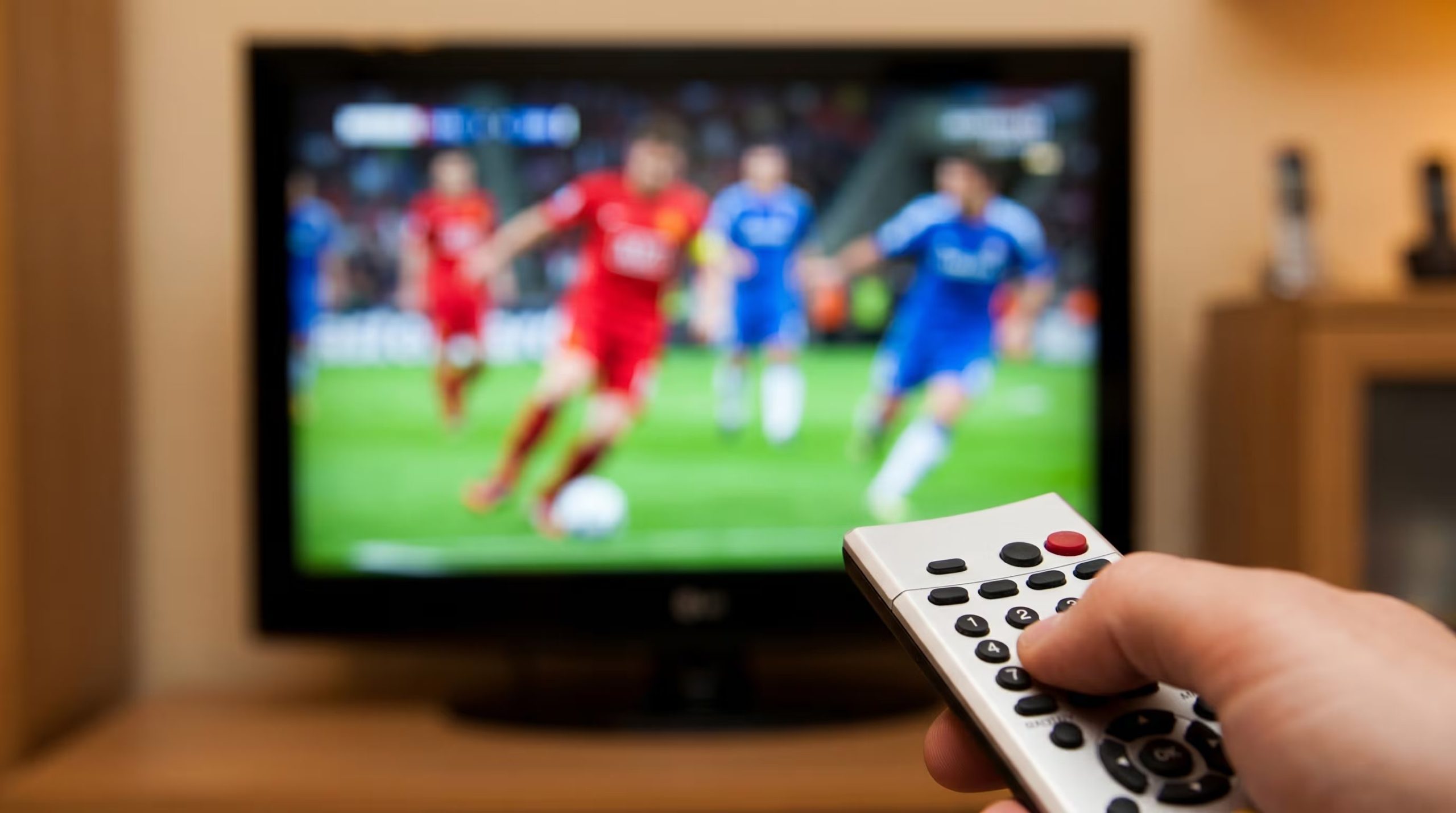 Medir la distancia entre el sofá y el televisor resulta fundamental para seleccionar el tamaño óptimo de pantalla y evitar fatiga visual. (Imagen Ilustrativa Infobae)