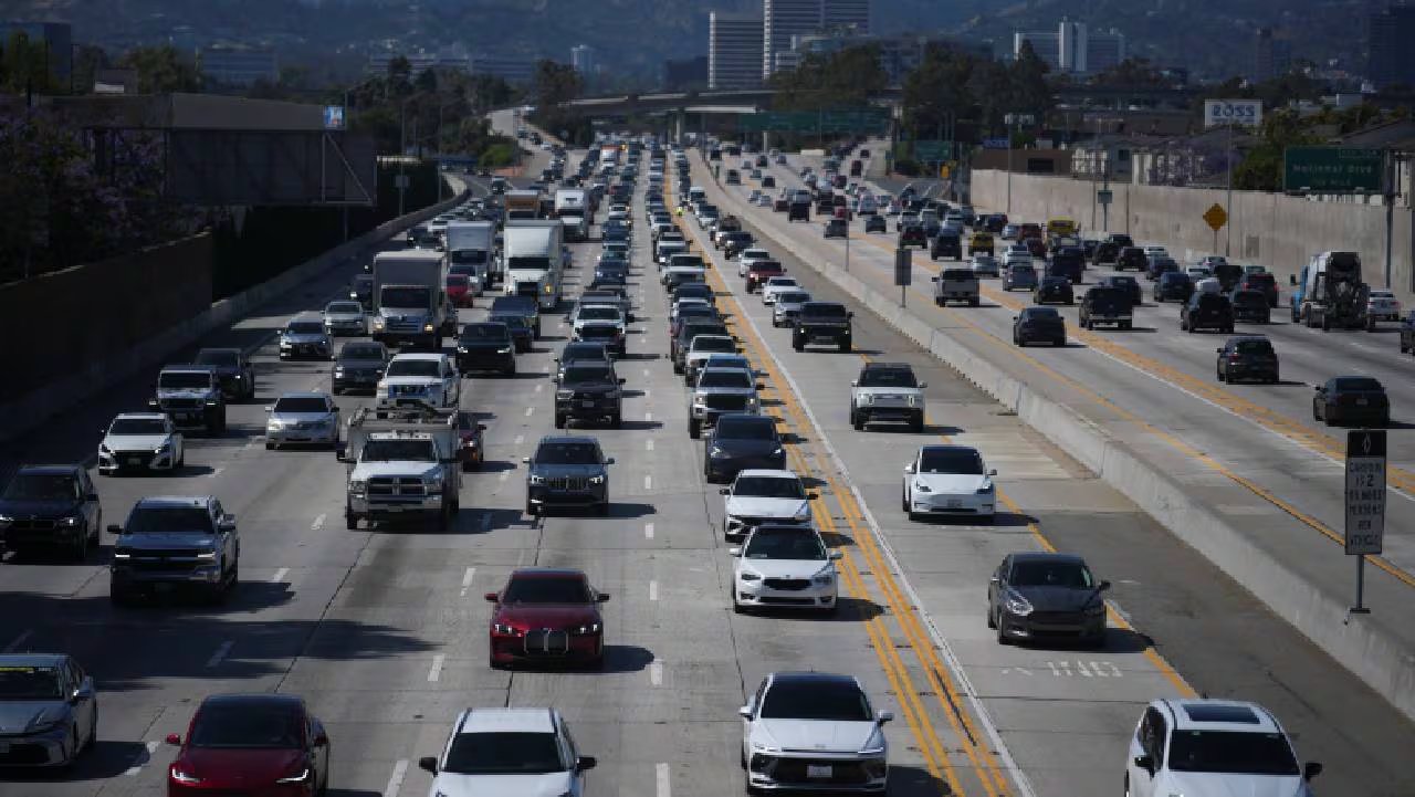 El uso intensivo de autos privados y la falta de infraestructura adecuada generan saturación vial en grandes urbes y ciudades (Reuters)