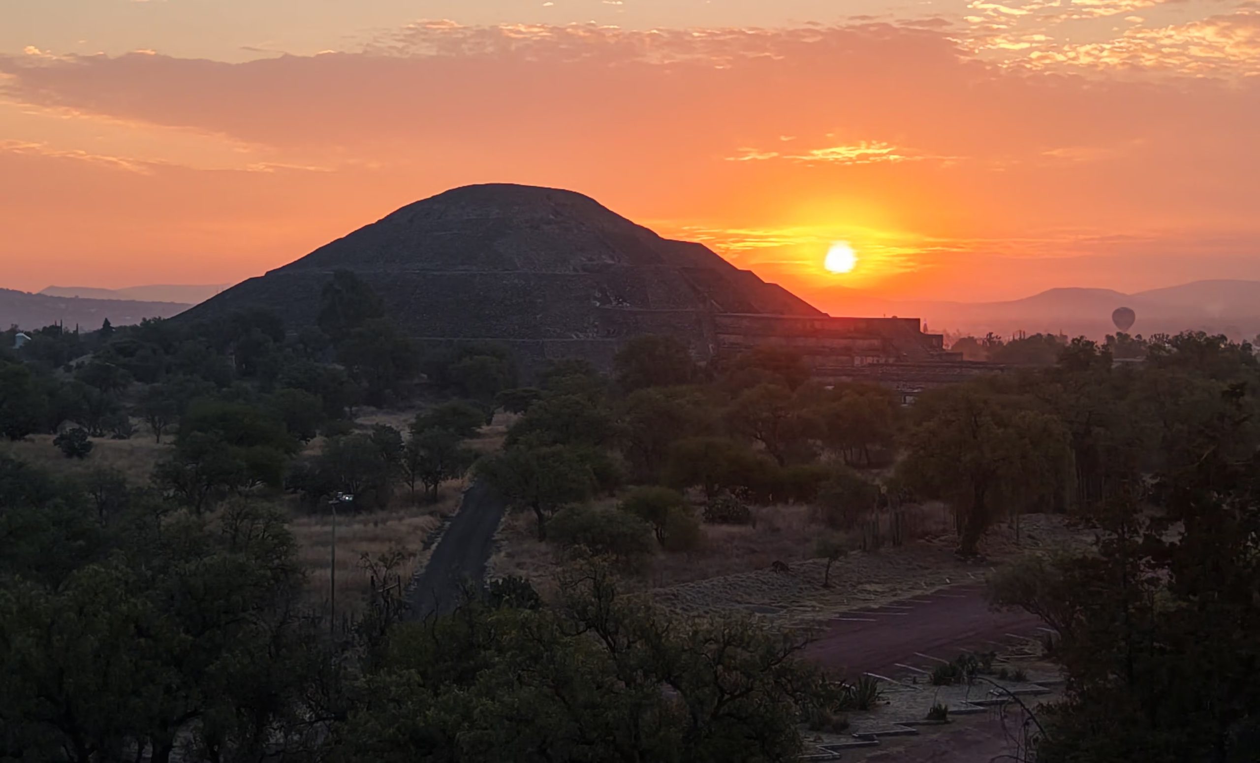 Una imagen tomada con un dron muestra las pirámides de Teotihuacán, en San Martín de las Pirámides, uno de los sitios turísticos más visitados del país, en las afueras de la Ciudad de México, México, el 21 de abril de 2026. REUTERS/Luis Cortes