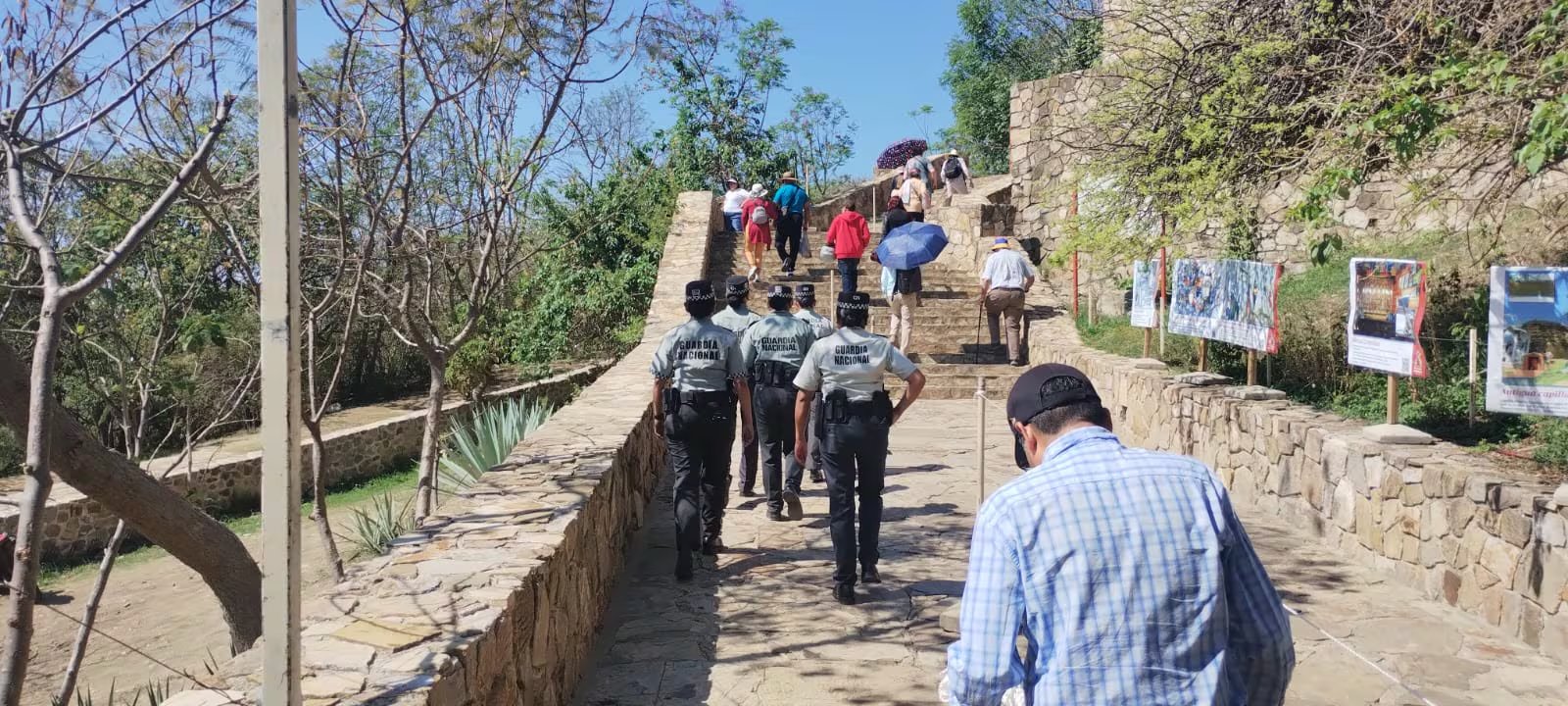 Miembros de la Guardia Nacional patrullan una zona arqueológica con turistas, parte de las nuevas medidas de seguridad implementadas por el INAH tras incidentes. (INAH)