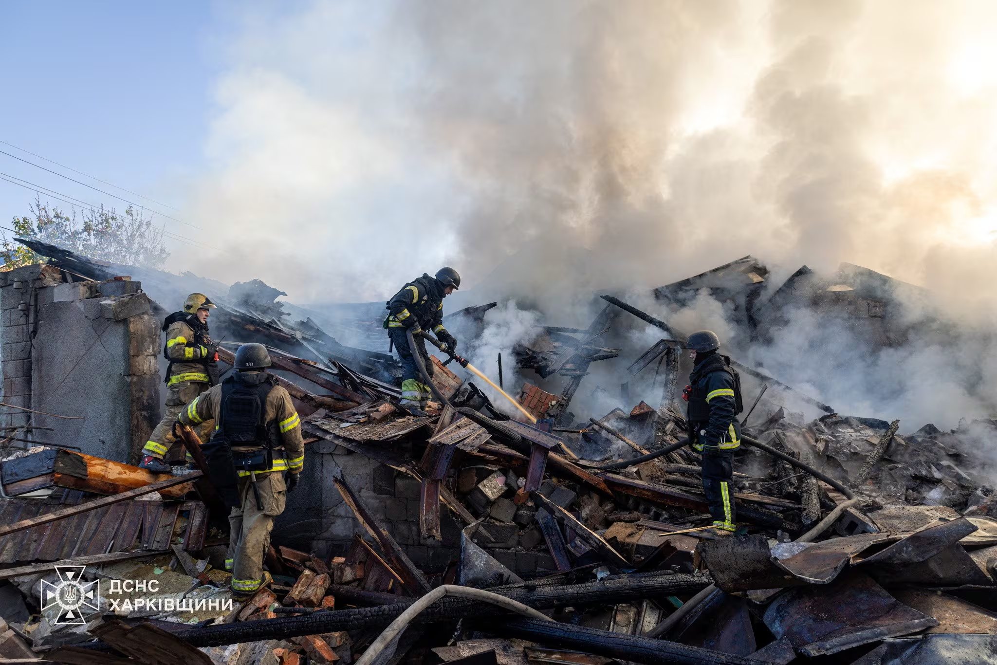 La ciudad de Priluki, en la región de Chernígov, sufrió un ataque ruso con misil balístico que dejó víctimas y daños materiales. (Servicio de prensa del Servicio Estatal de Emergencias de Ucrania/REUTERS)
