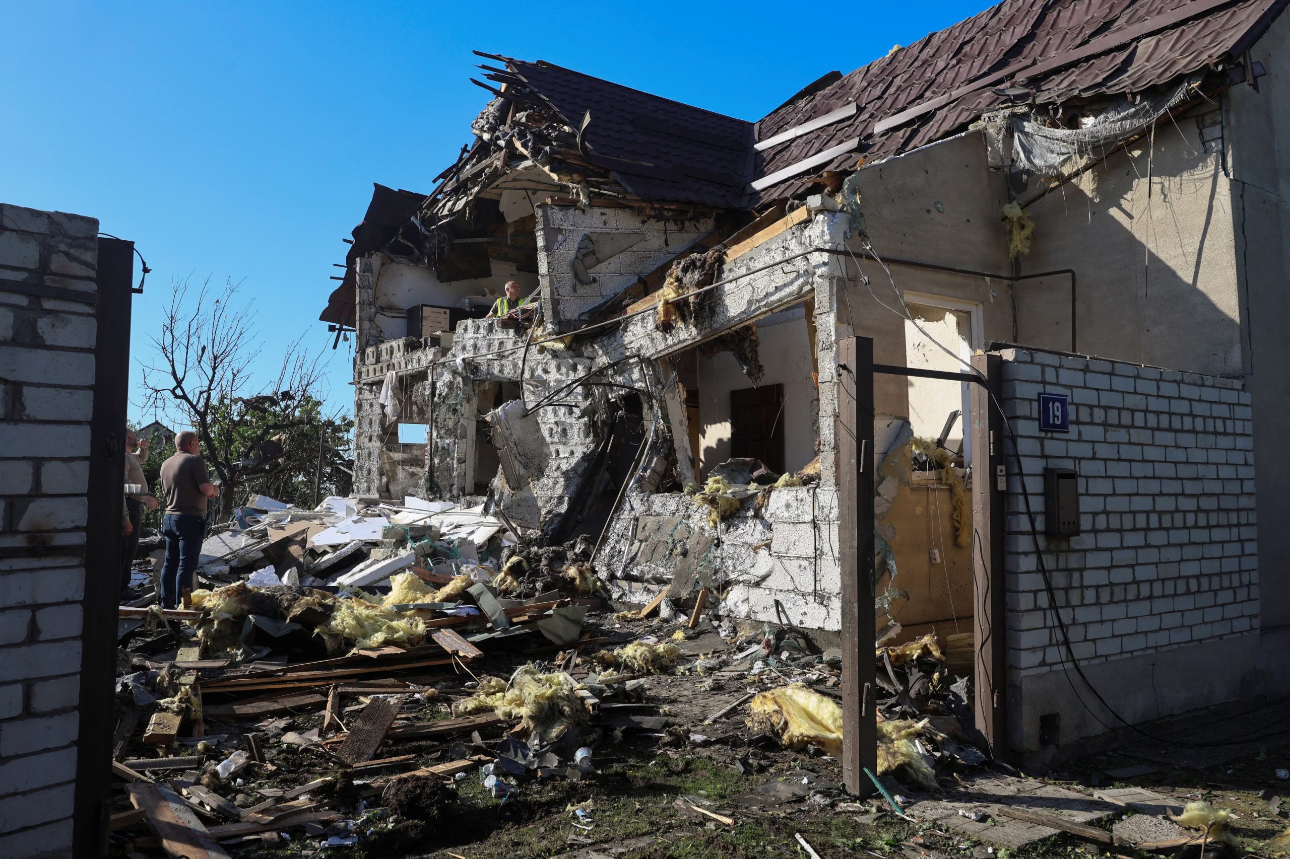 Una serie de ataques con misiles y drones ha afectado a civiles e infraestructuras clave en ciudades como Priluki, Glujiv e Izmail, según informaron los gobiernos regionales y el presidente Zelensky (REUTERS/Vyacheslav Madiyevskyy)
