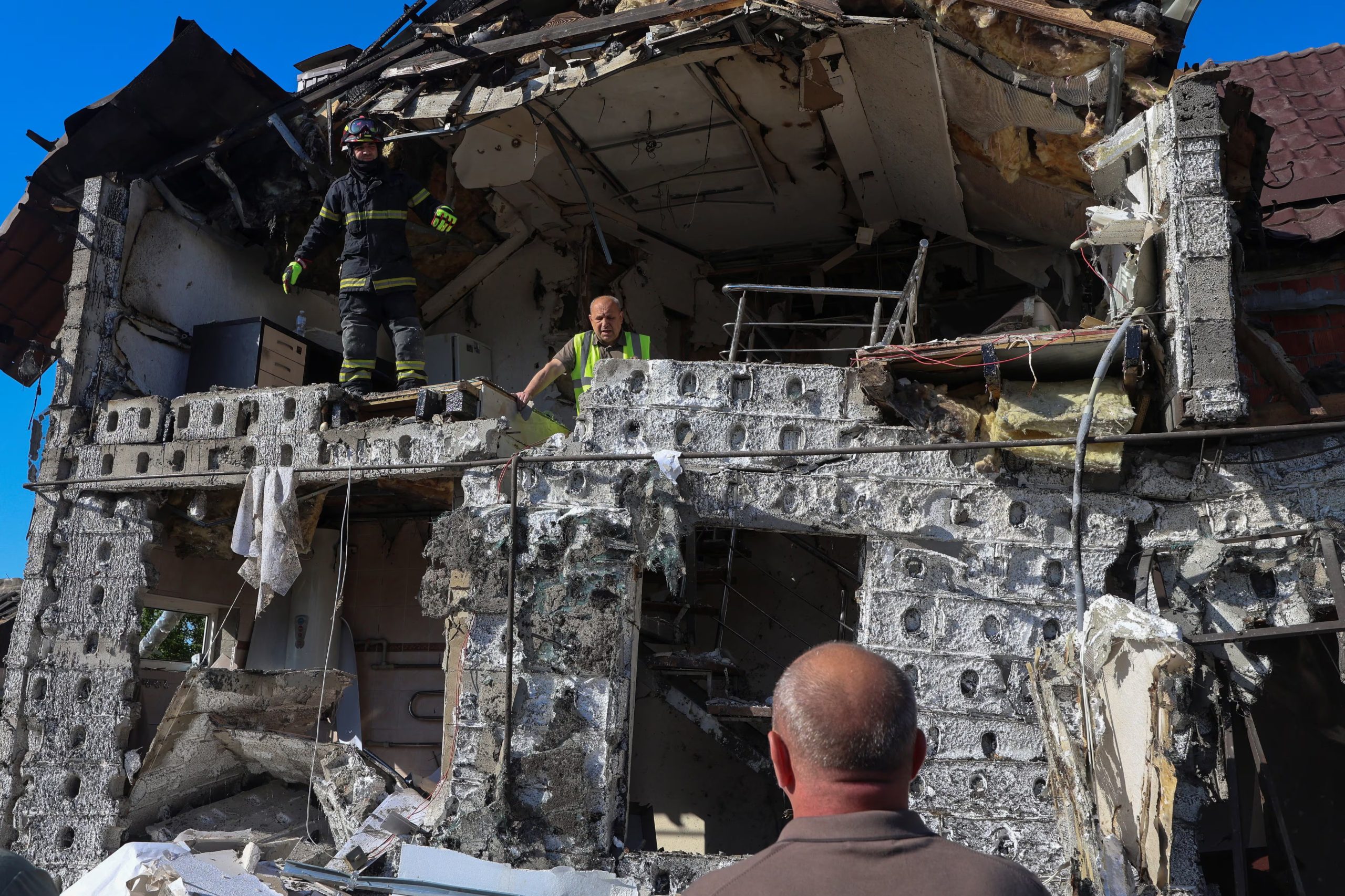 Kharkiv y otras regiones ucranianas reportaron ataques con drones rusos, dejando personas atrapadas y causando más daños. (REUTERS/Vyacheslav Madiyevskyy)
