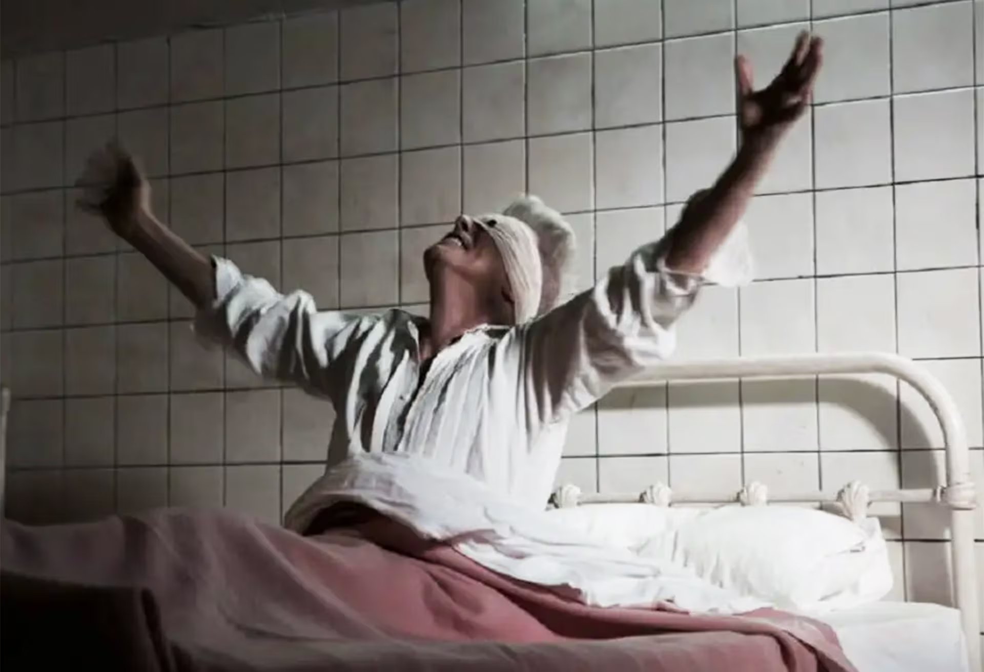 El legado de David Bowie en ‘Lazarus’ invita a la reflexión sobre la vida y la muerte, manteniendo viva la tensión del enigma hasta el final