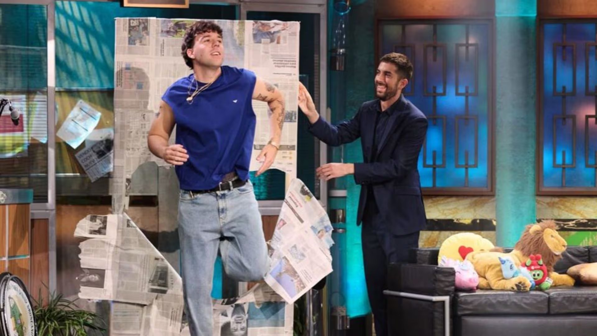 El cantante canario hace una doble entrada en el programaa de RTVE junto a David Broncano. / Captura de pantalla