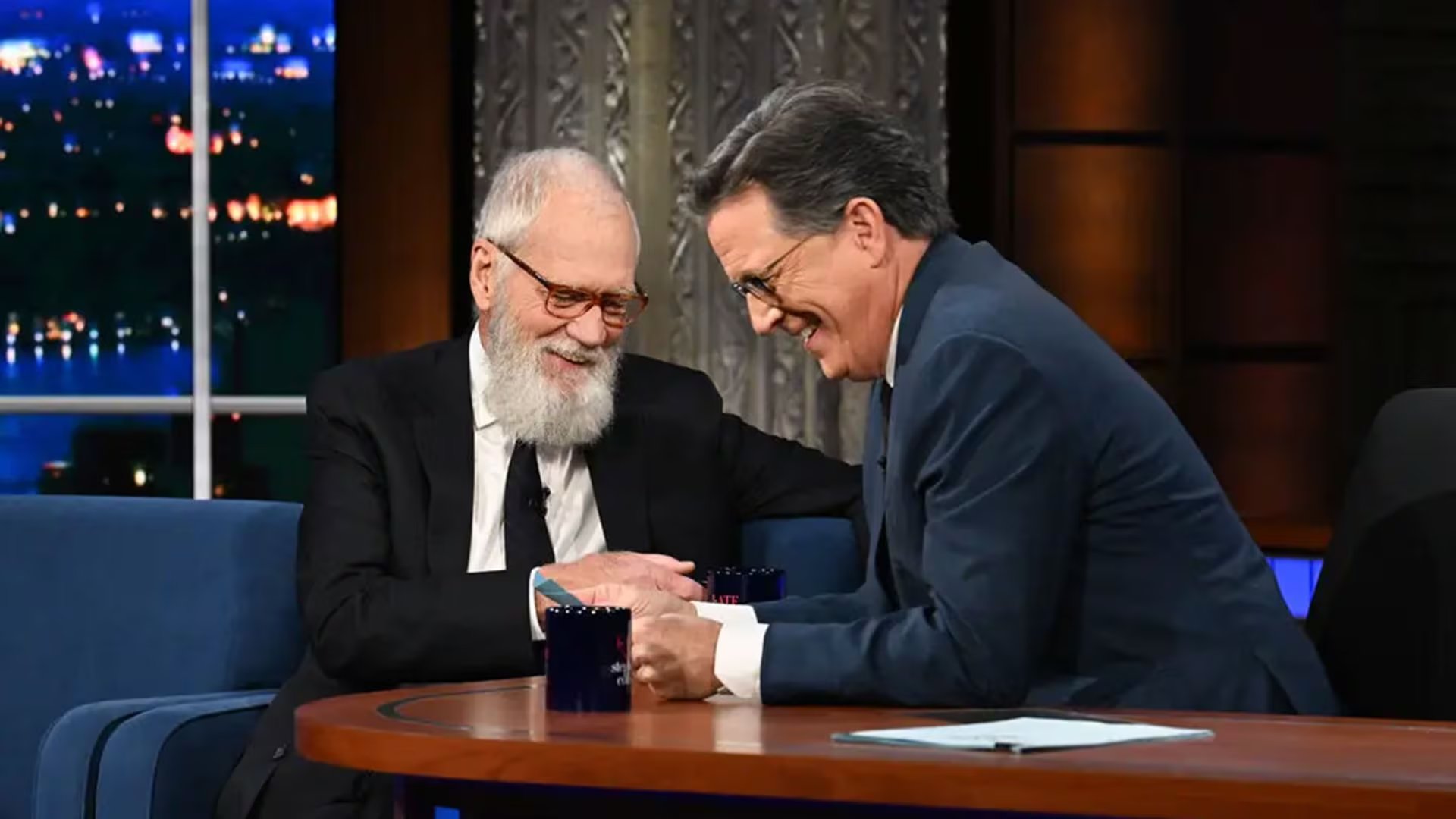 David Letterman y Stephen Colbert, quien tomó la posta al frente del programa 'Late Show' 
