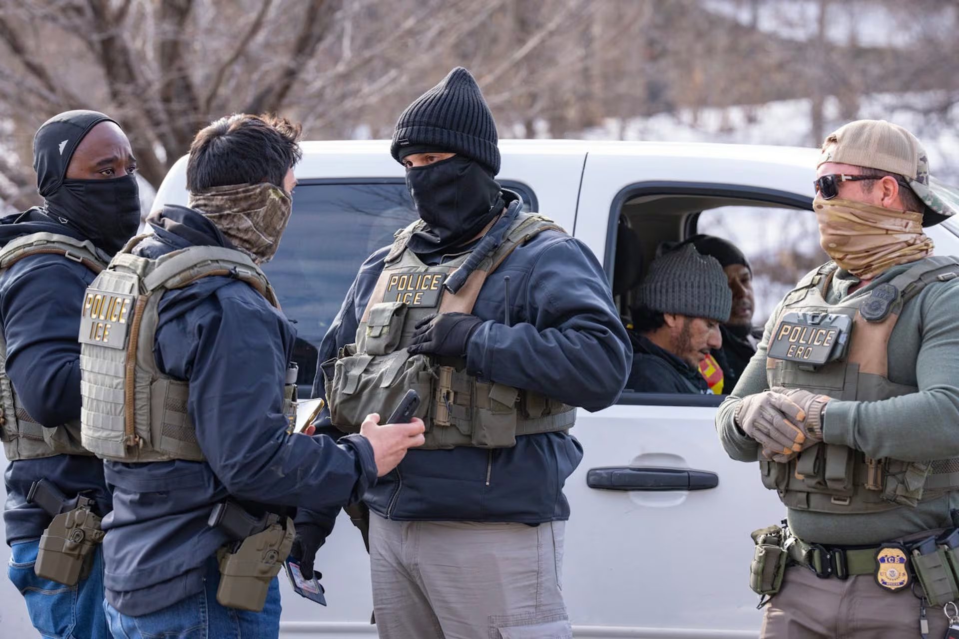 Entre las nuevas medidas, ICE solo puede ingresar a propiedades privadas con órdenes judiciales, buscando legitimidad tras denuncias de uso excesivo de la fuerza (Europa Press)