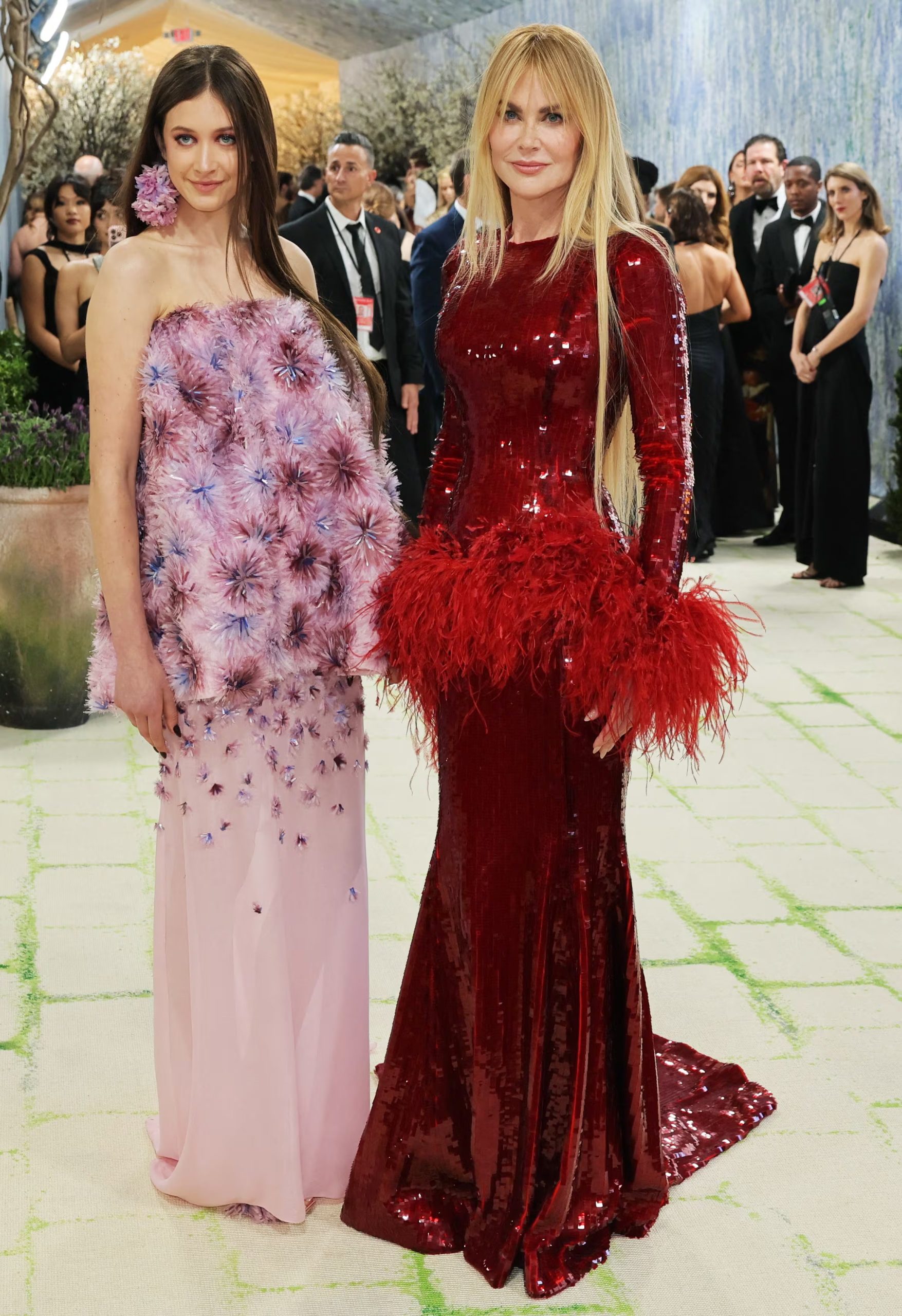 Nicole Kidman y Sunday Rose Kidman Urban posan durante la Met Gala, un evento anual que se celebra en beneficio del Instituto del Traje del Museo Metropolitano de Arte de Nueva York, cuyo tema este año fue 