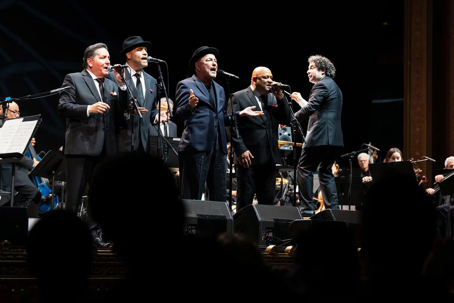Los cantantes, entre ellos Rubén Blades, en el centro, actuando con las orquestas en el Teatro United Palace