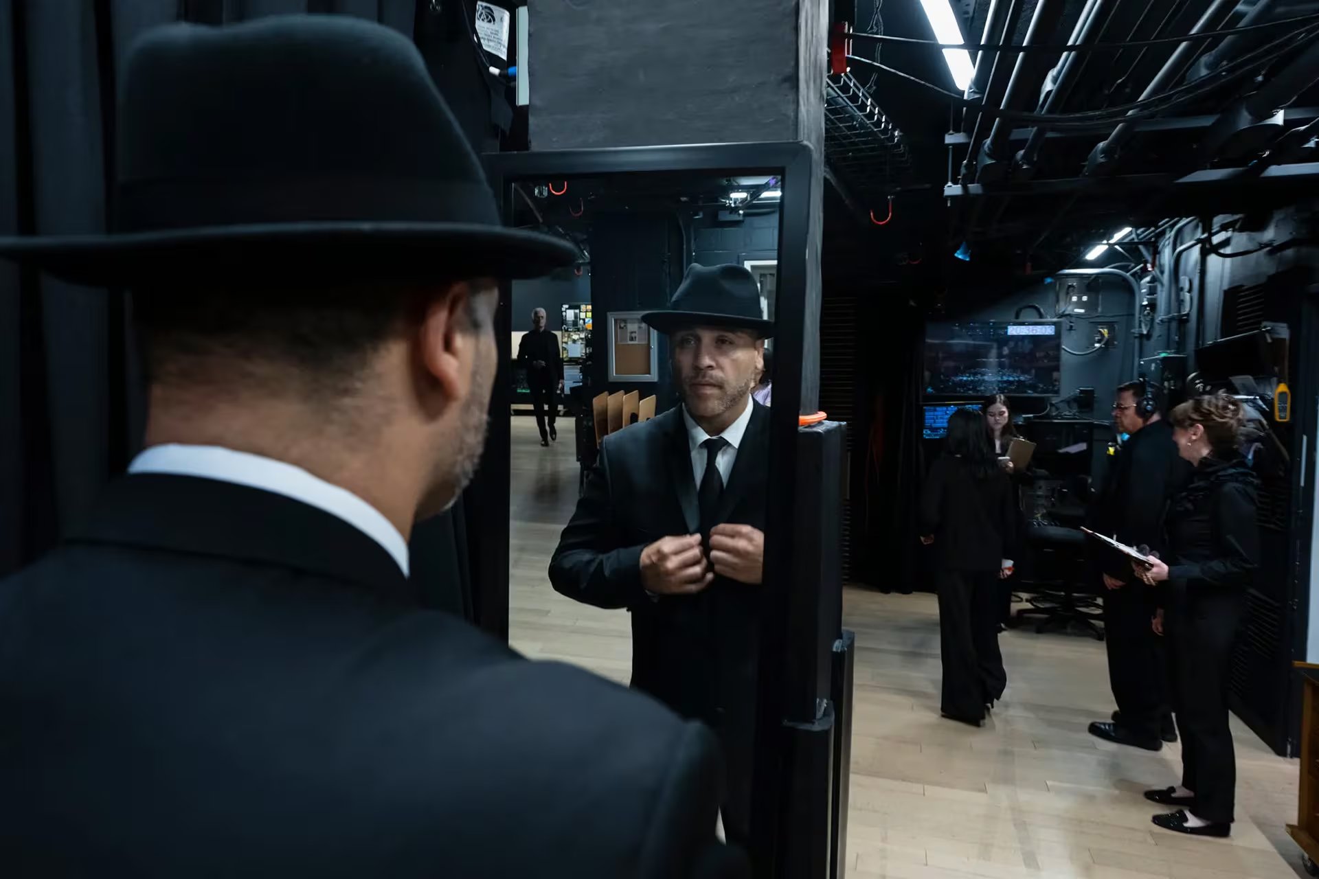 El vocalista Gilberto Velázquez preparándose entre bastidores en el Geffen Hall