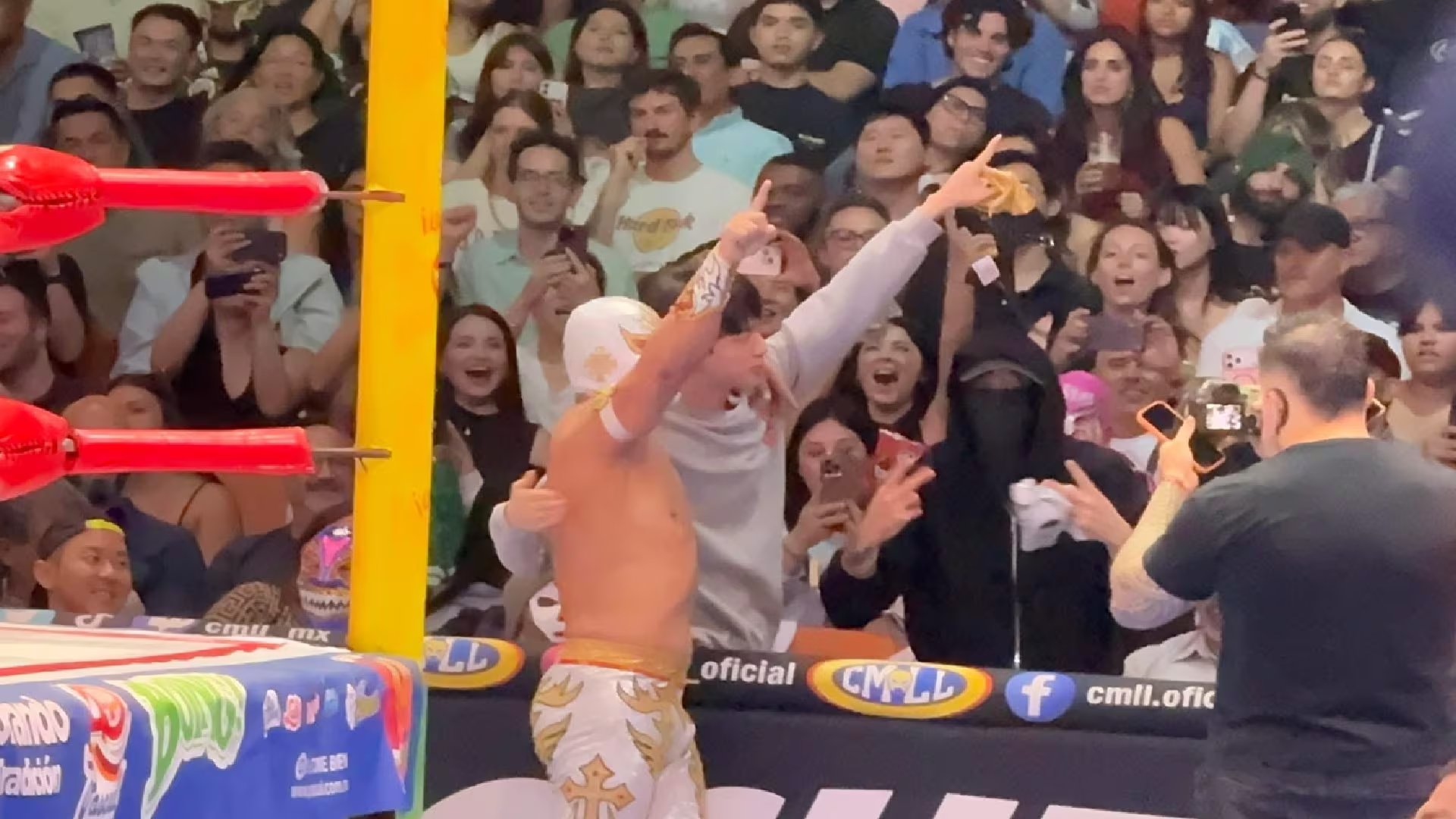 Miembros del grupo BTS hace presencia en función de lucha libre en la Arena México (Conexion interna/FB)