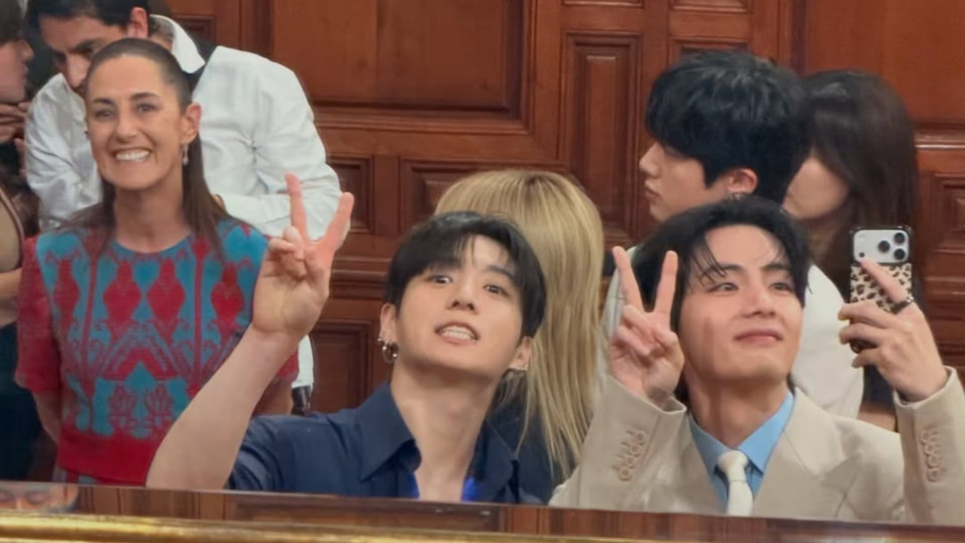 V, JungKook y la presidenta Claudia Sheinbaum en Palacio Nacional. (@thv)