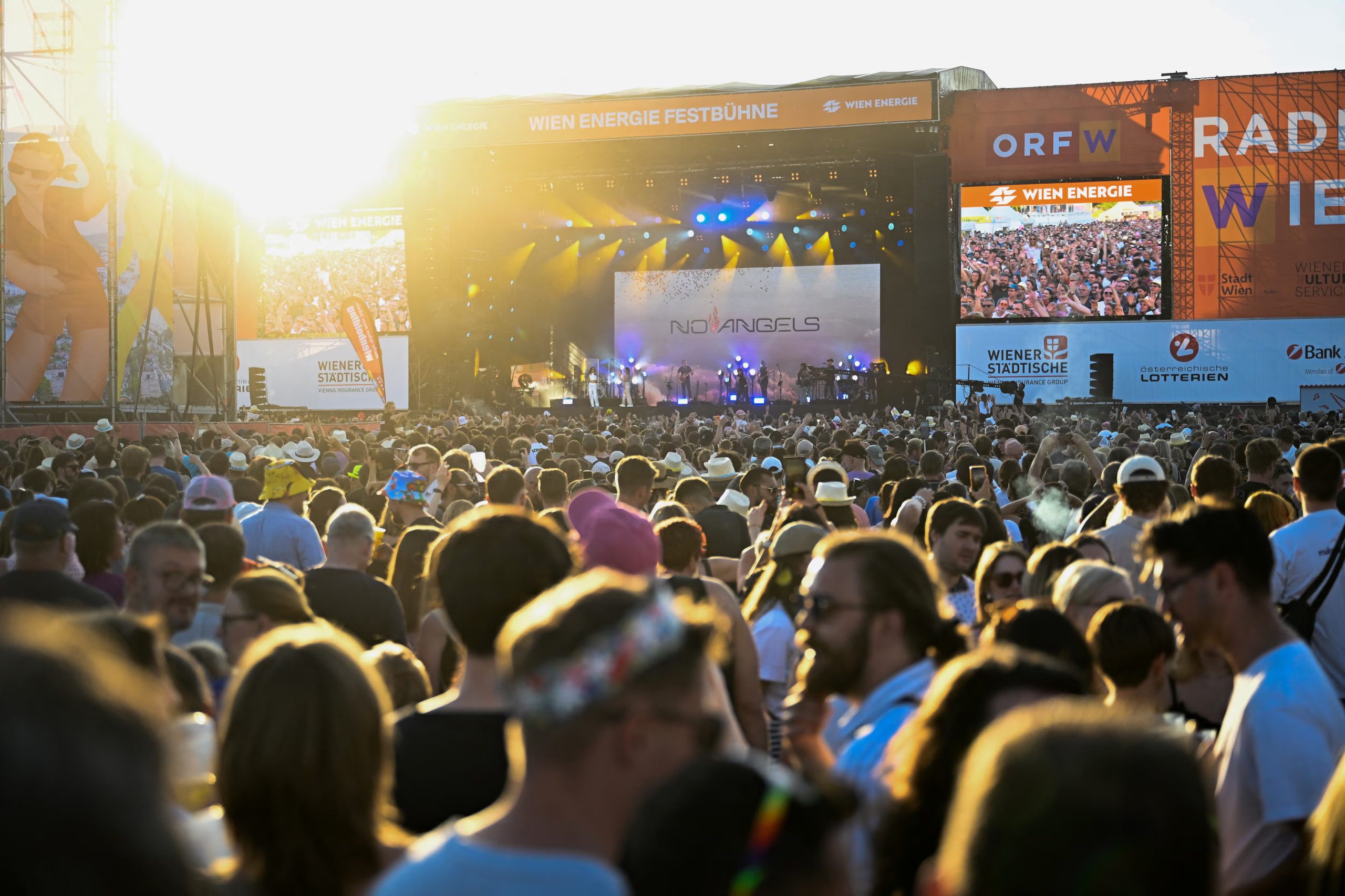 Donauinselfest en Viena ofrece tres días de conciertos gratuitos en una isla del Danubio, superando los dos millones de asistentes cada año (REUTERS/Elisabeth Mandl)