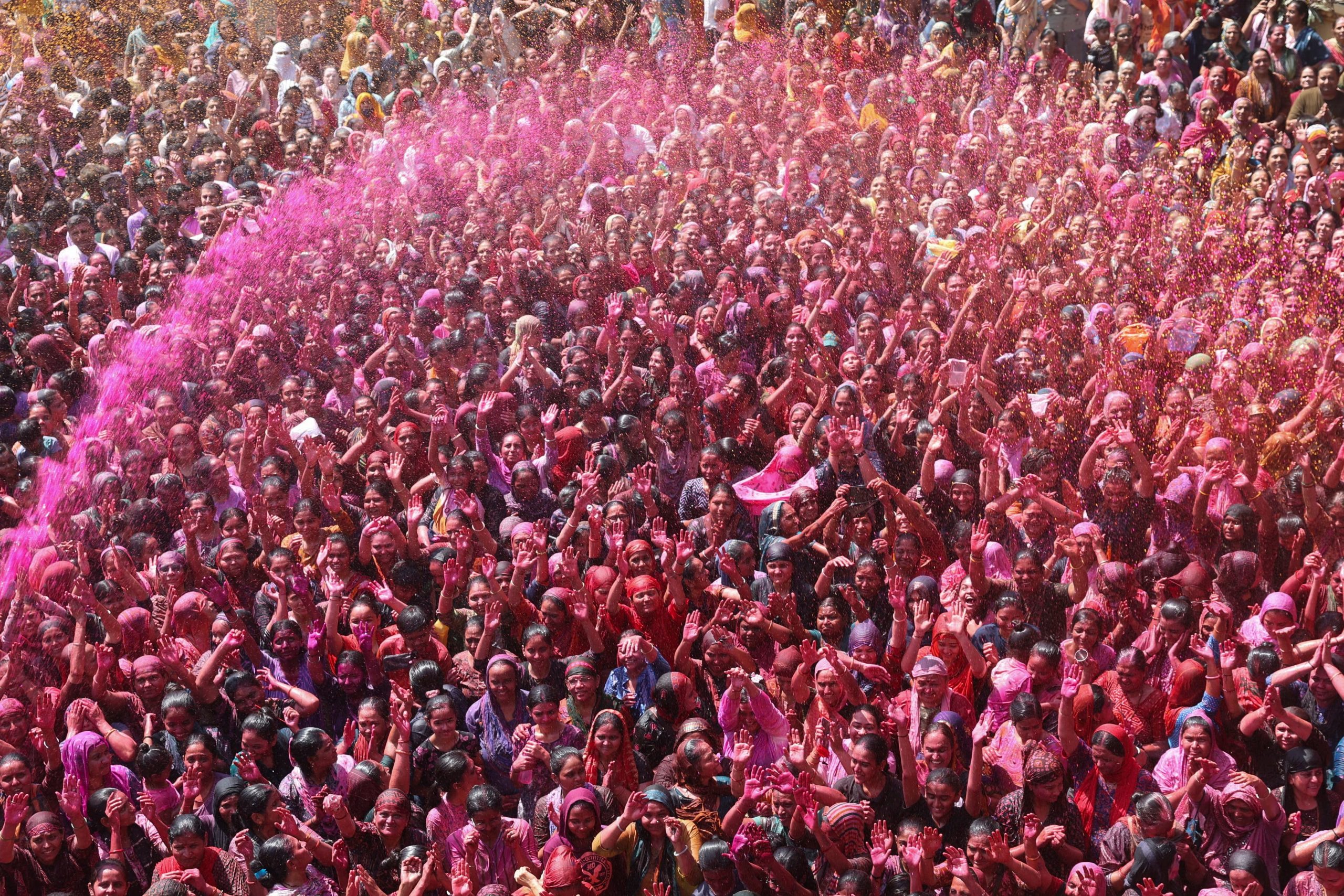 En Mathura, India, el Festival de Holi marca el inicio de la primavera con polvos de colores y agua, símbolo de victoria y renacimiento (REUTERS/Amit Dave)