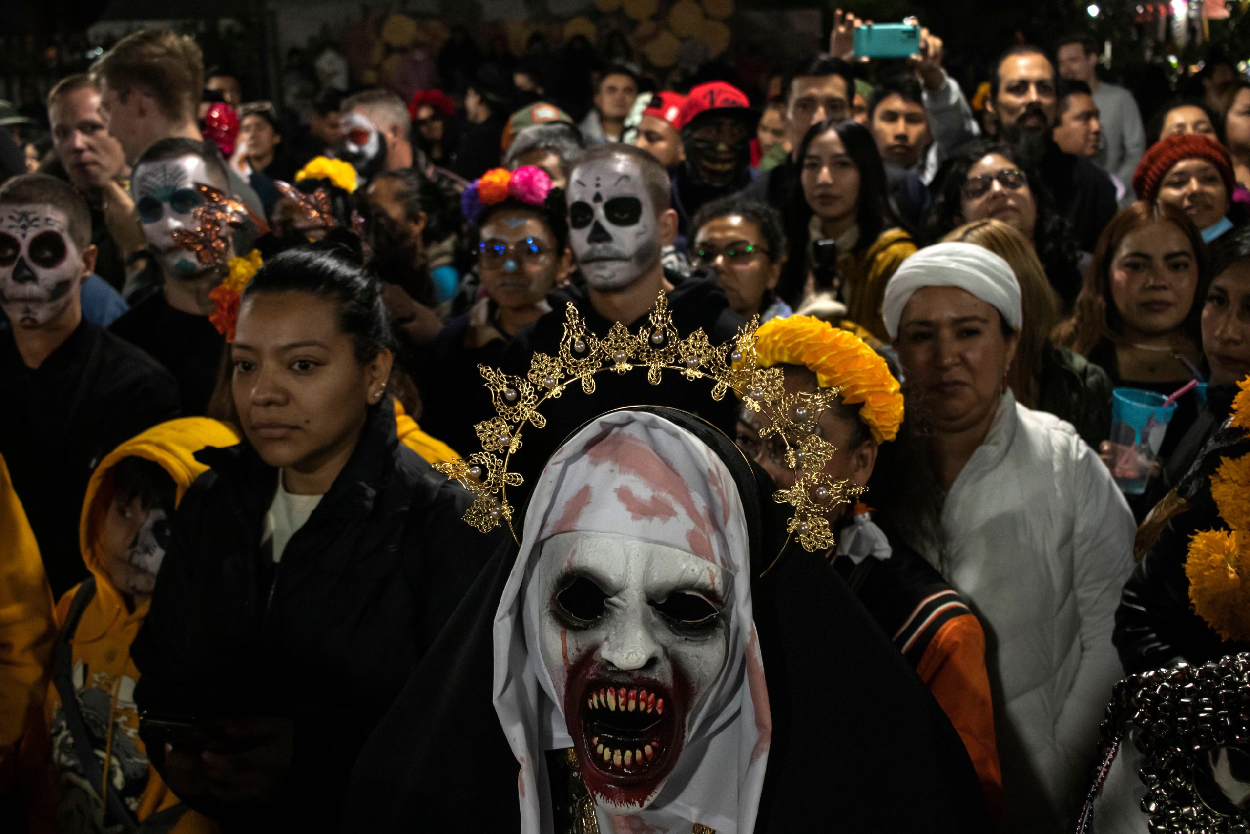 El Día de Muertos en Oaxaca se destaca por altares, procesiones nocturnas y flores de cempasúchil, combinando gastronomía y arte popular (AP Foto/Maria Alferez)