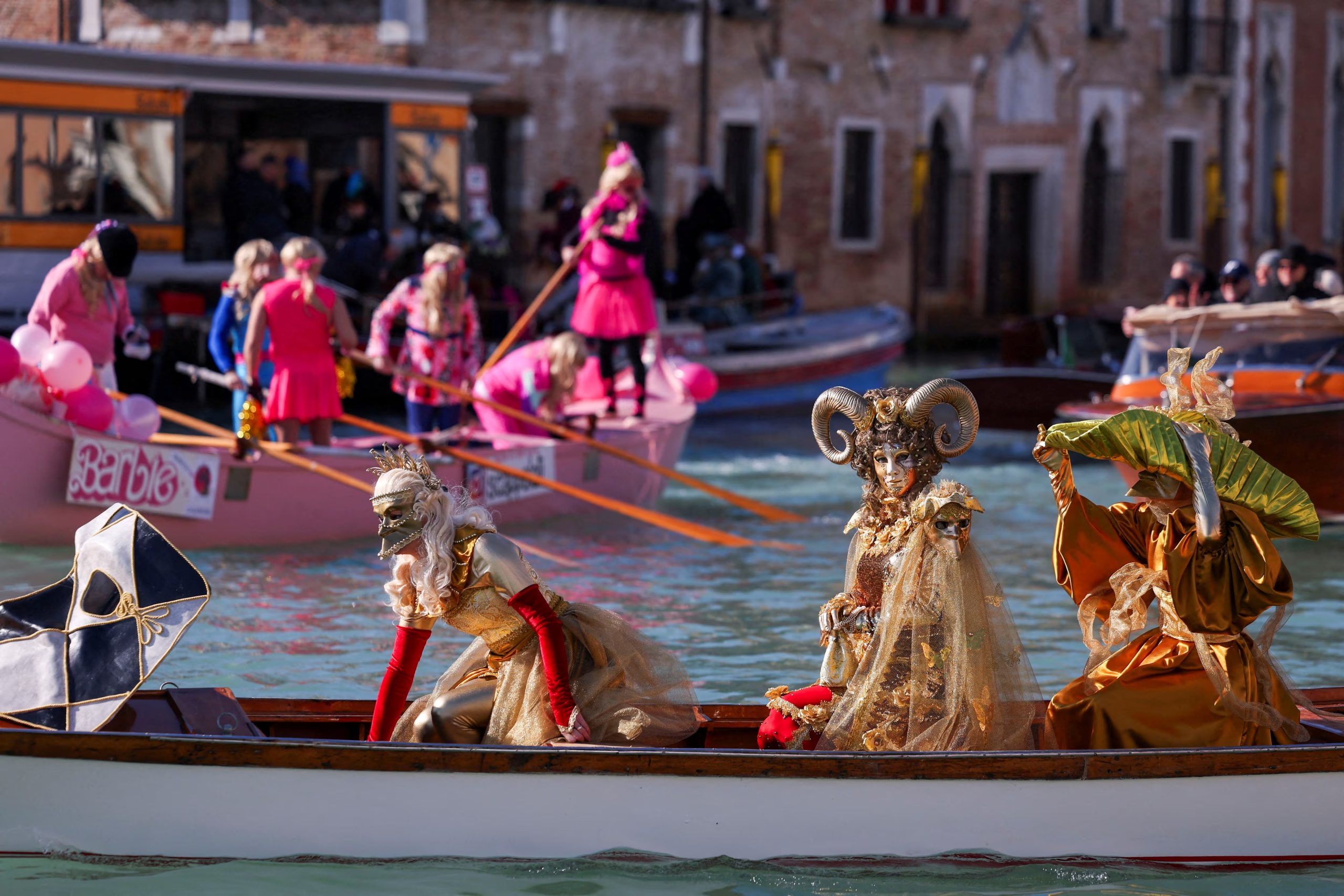 El Carnevale de Venecia resalta por la elegancia de sus máscaras, trajes históricos y celebraciones en plazas y canales de la ciudad (REUTERS/Claudia Greco)