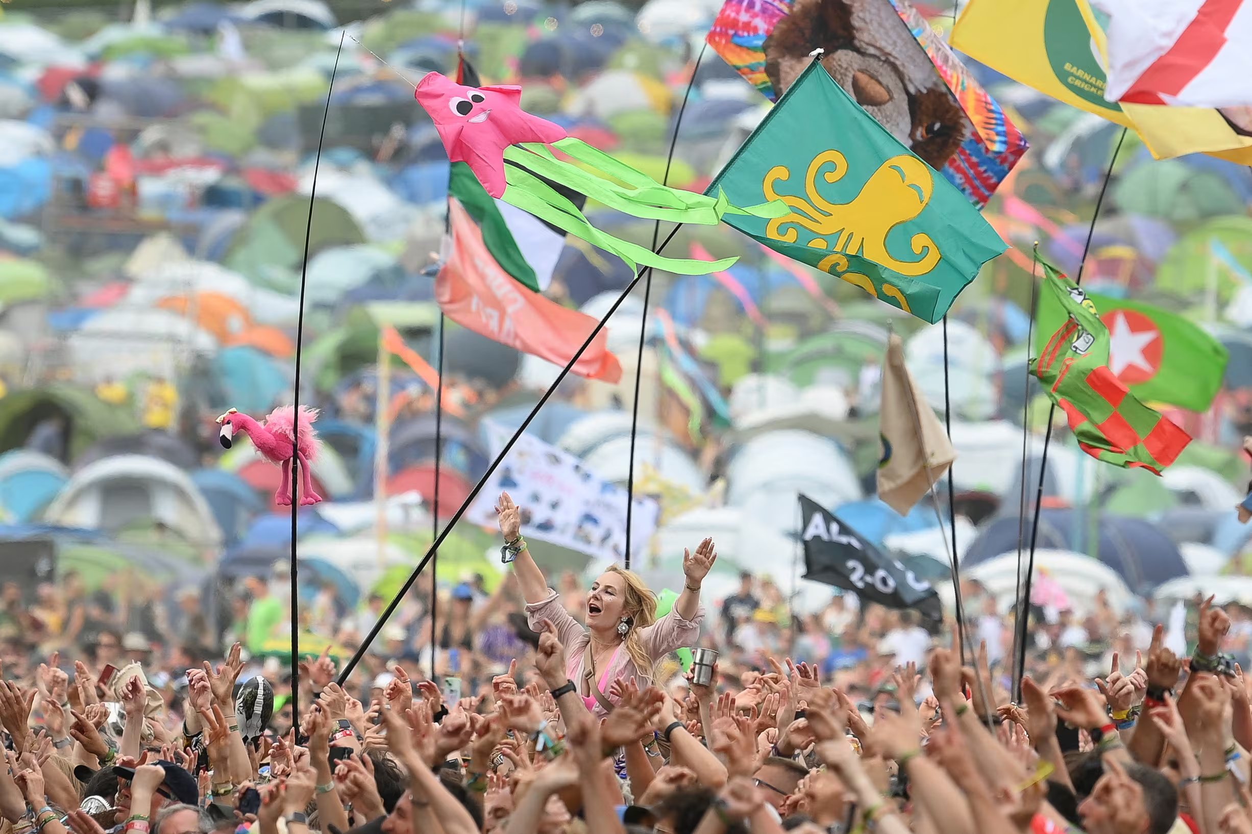 El Glastonbury Festival en Reino Unido reúne artistas consagrados y emergentes en una extensa zona rural, epicentro cultural y musical de Europa (REUTERS/Jaimi Joy)