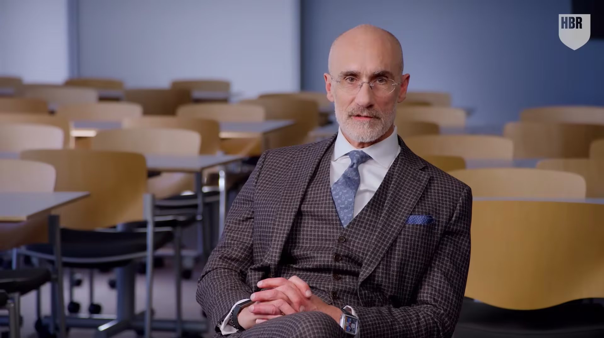 Arthur Brooks, académico especializado en felicidad y bienestar, habló sobre el propósito vital durante una ceremonia en la Universidad de Vanderbilt (Captura de video)