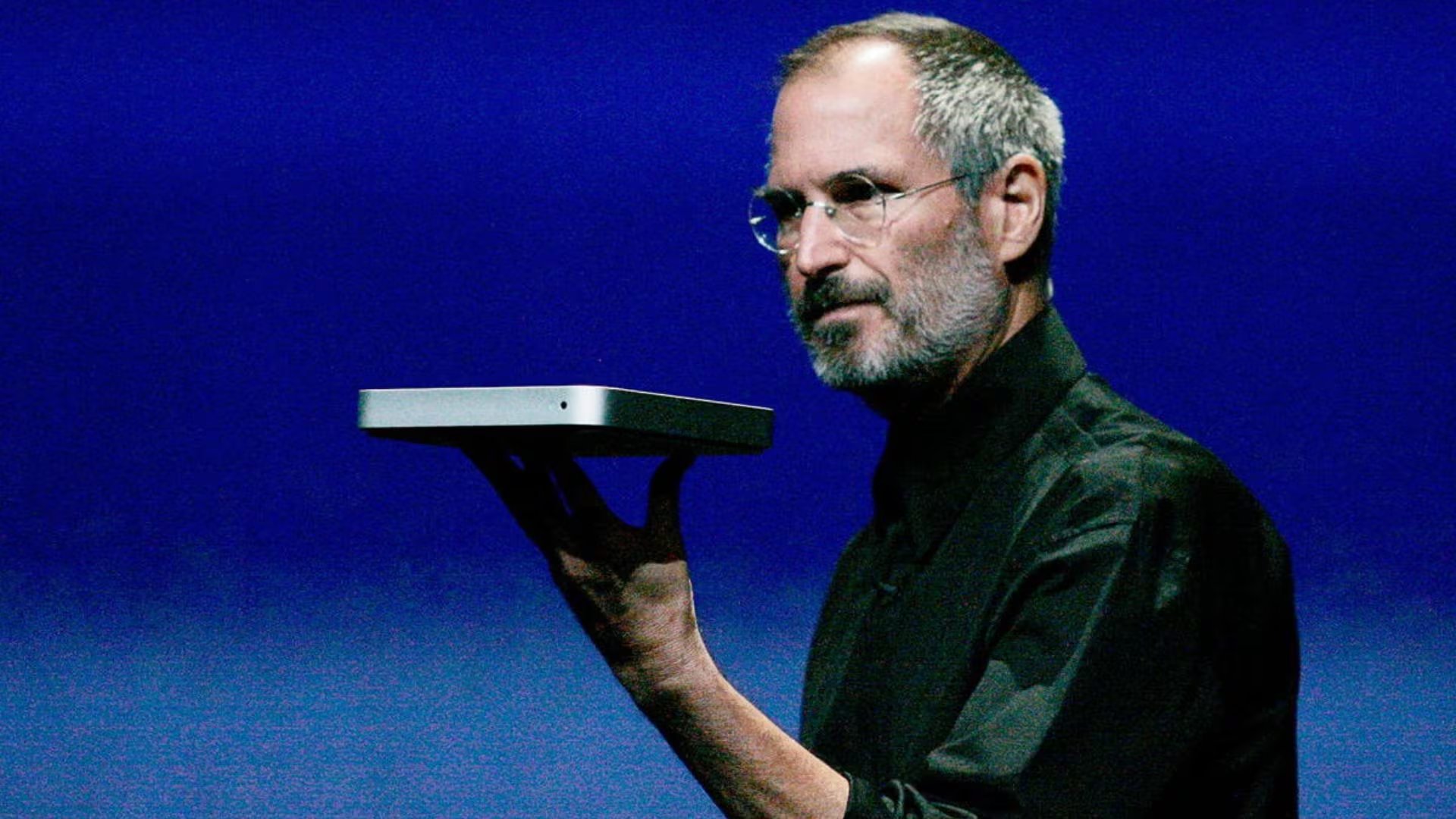 Steve Jobs, cofundador de Apple, pronunció en Stanford en 2005 uno de los discursos de graduación más citados, donde relató episodios de su vida aparentemente inconexos