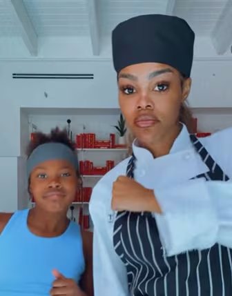 Teyana Taylor estudia artes culinarias y pastelería en la Auguste Escoffier School of Culinary Arts para profundizar su pasión fuera del espectáculo (YouTube: @teyanataylor)