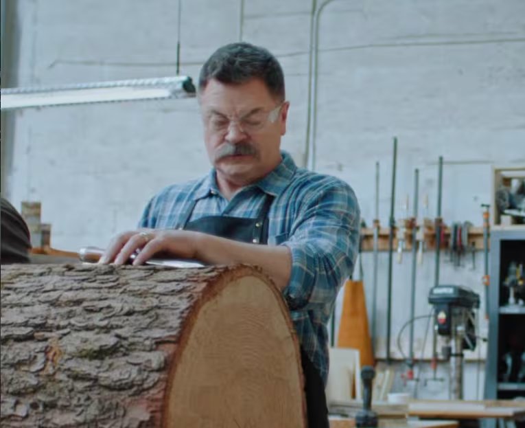 Nick Offerman lidera Offerman Workshop, su taller de carpintería en Los Ángeles, promoviendo técnicas tradicionales y el uso responsable de la madera (YouTube: @nickofferman)
