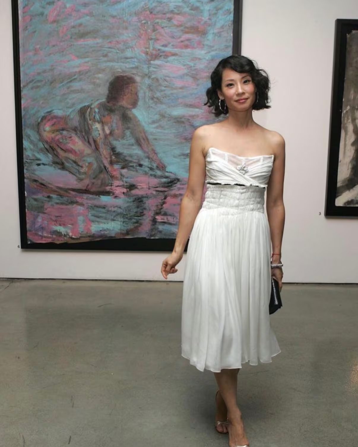 Lucy Liu expone pintura, fotografía y escultura en museos internacionales, consolidando una doble trayectoria como actriz y artista visual (YouTube: @Lucyliu)