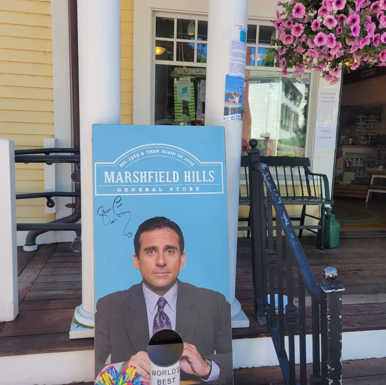 Steve y Nancy Carell mantienen el legado de la Marshfield Hills General Store, reforzando vínculos tradicionales en Massachusetts junto a su familia (YouTube: @marshfieldhillsgeneral)