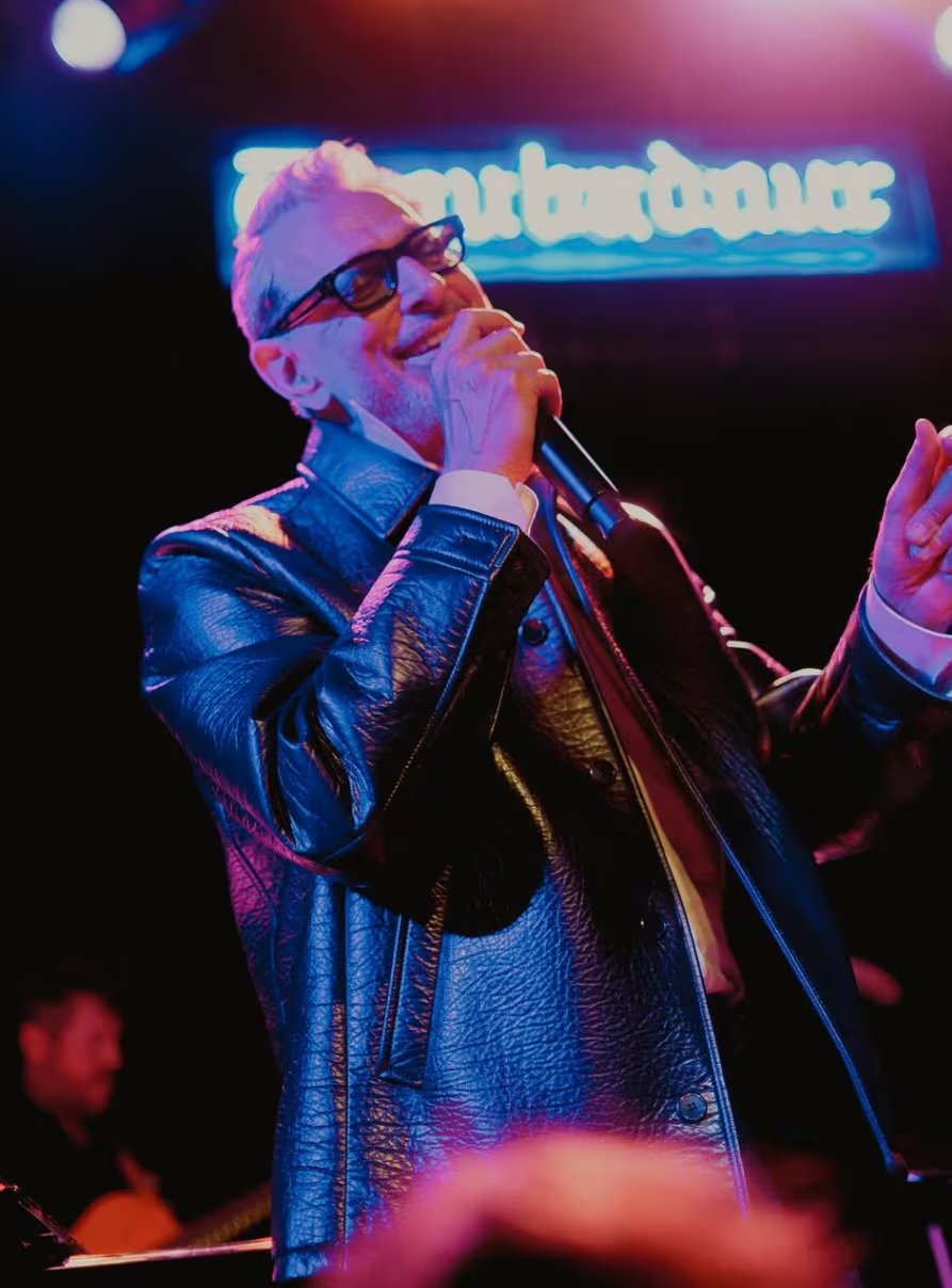 Jeff Goldblum lidera The Mildred Snitzer Orchestra, consolidando su pasión de toda la vida por la música jazz junto a su labor actoral (YouTube: @jeffgoldblum)